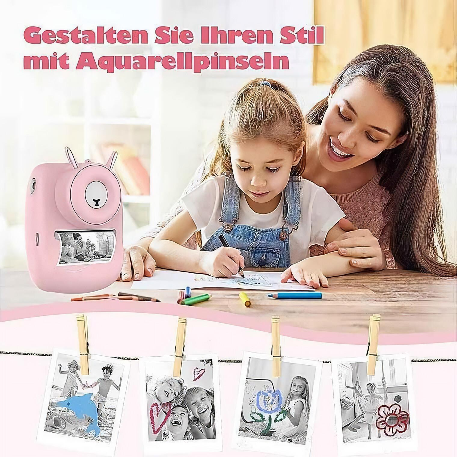 Mutter und Tochter sitzen am Tisch und zeichnen mit einer rosa Kamera.