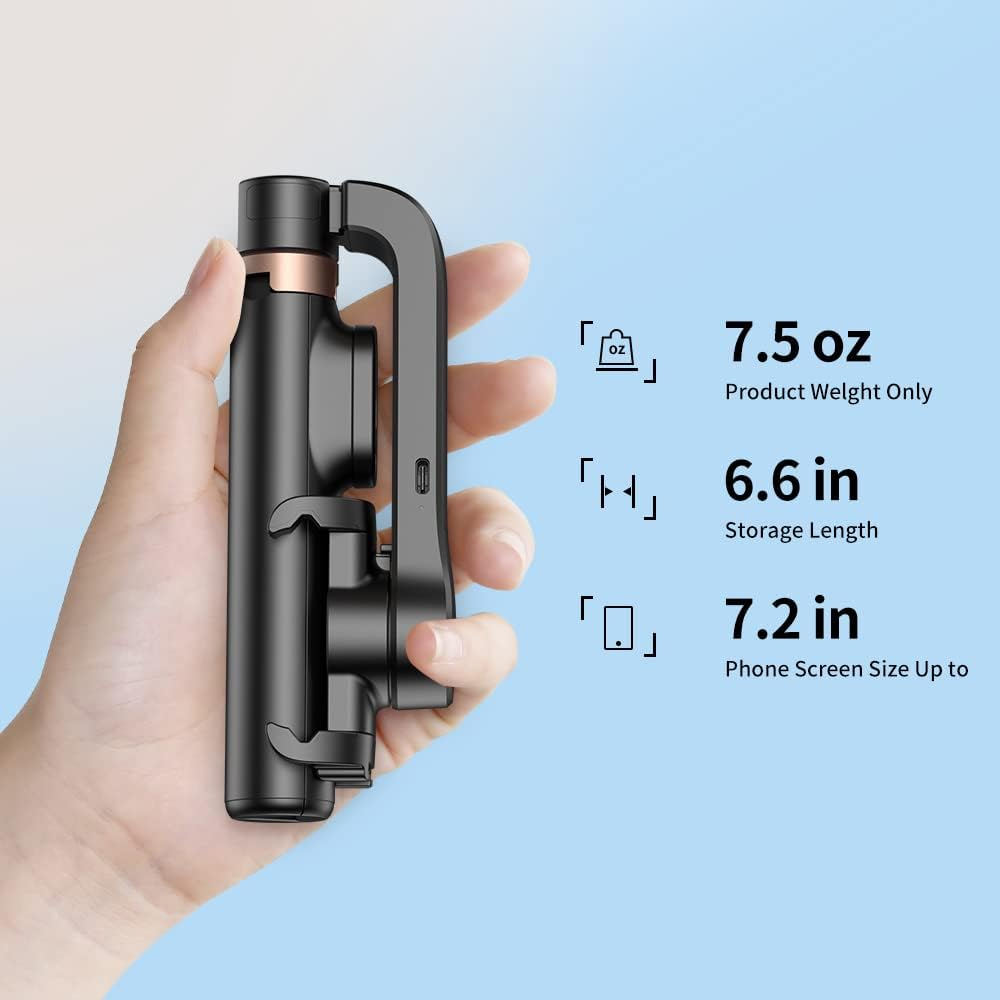 Eine Hand hält einen schwarzen, ausziehbaren Selfie-Stick vor einem blauen Hintergrund mit Produktdetails.