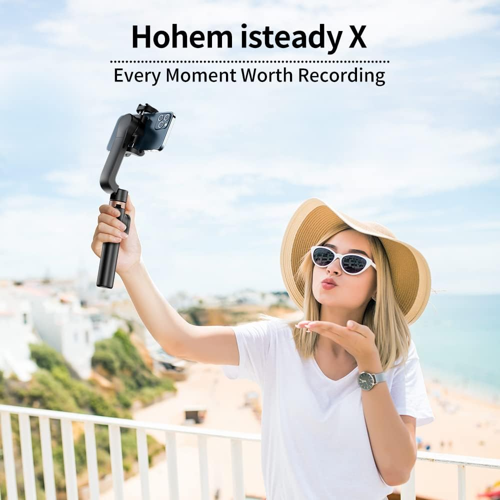 Eine Frau hält einen Hohem iSteady X Gimbal, Ozean und Strand im Hintergrund.