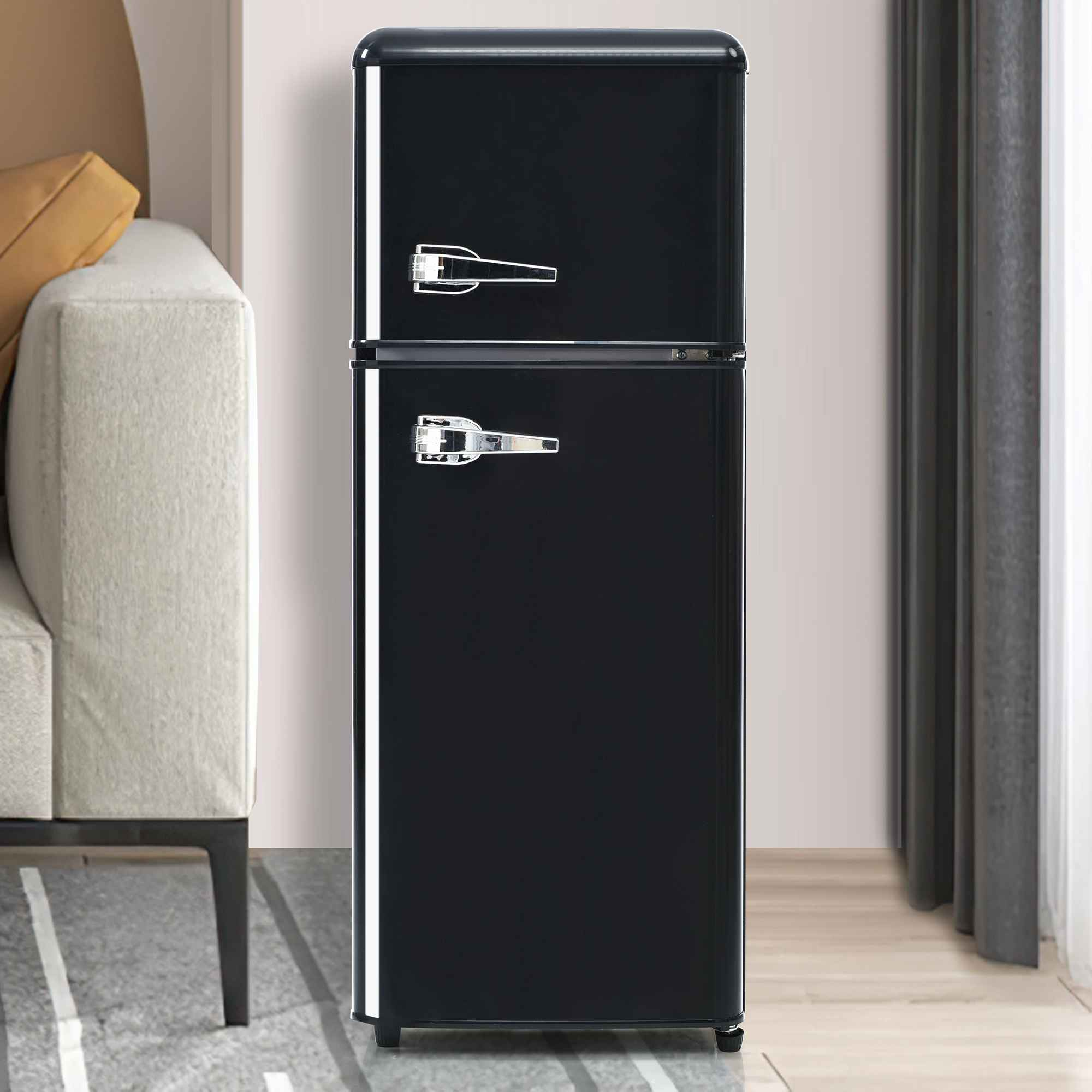 Schwarzer Retro-Kühlschrank mit zwei Türen und silbernen Griffen. Es steht in einem Raum.