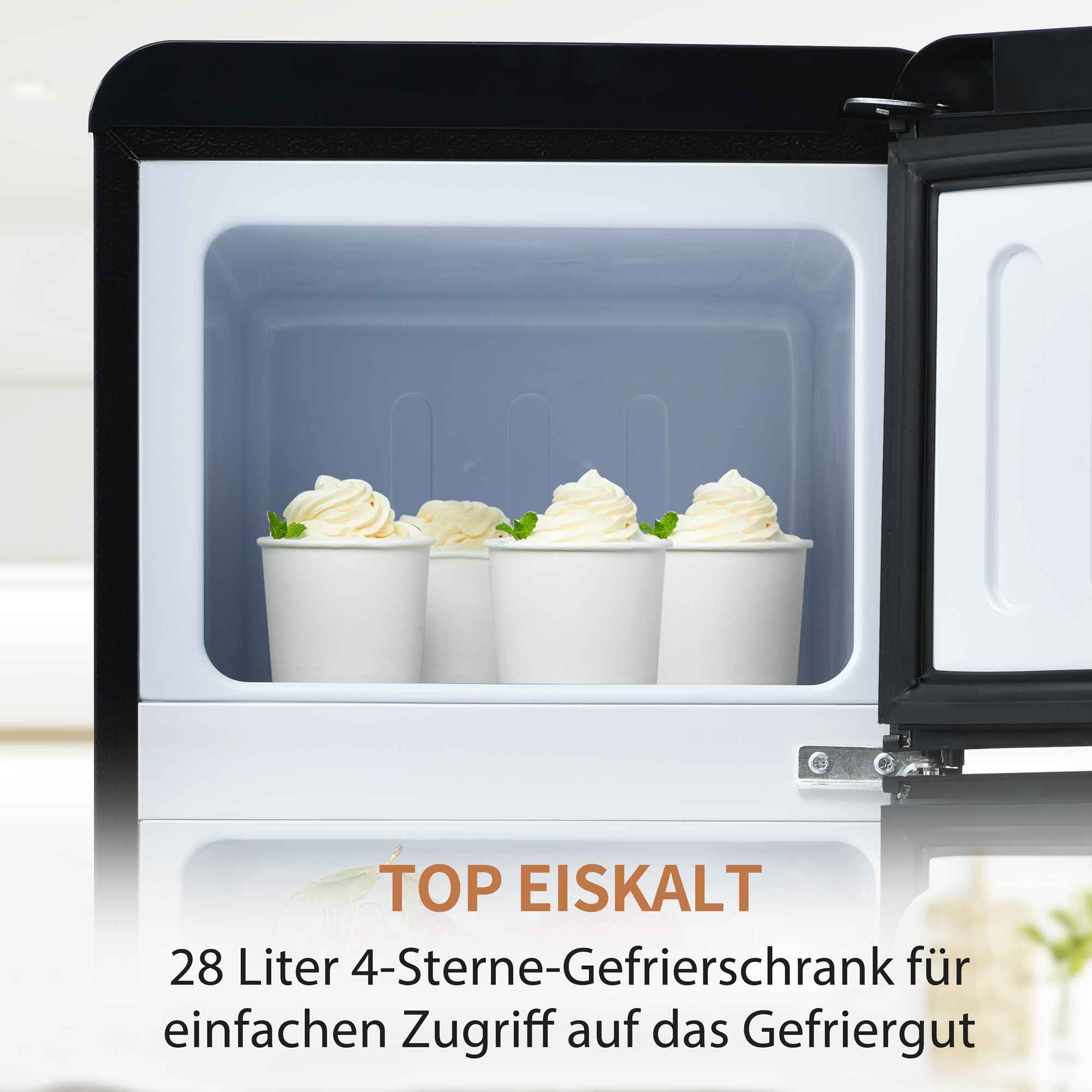 Das Innere eines Gefrierschranks mit vier Eisbechern. Die Tür ist offen.