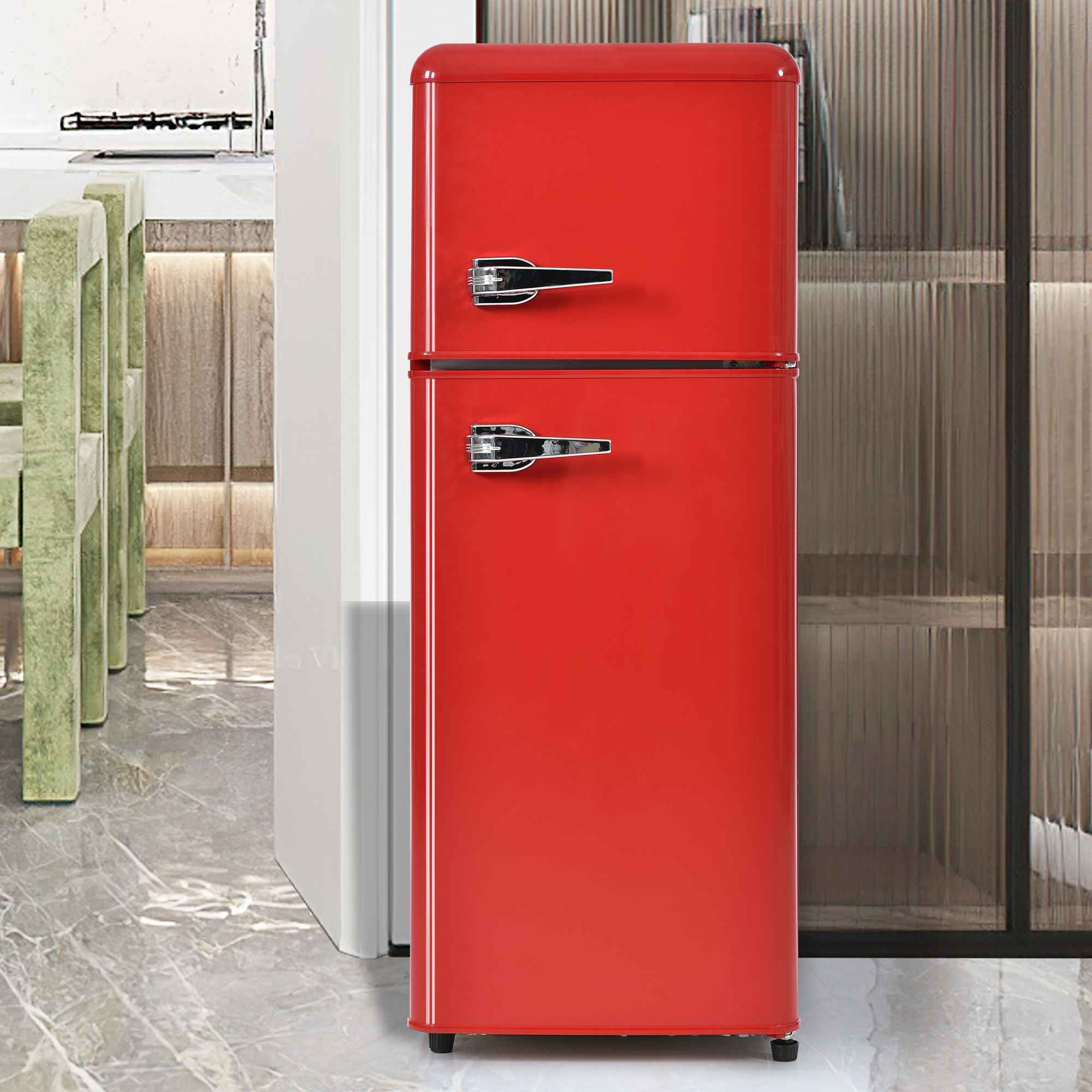 Ein roter Retro-Kühlschrank mit zwei Türen und silbernen Griffen steht auf einem gefliesten Boden.