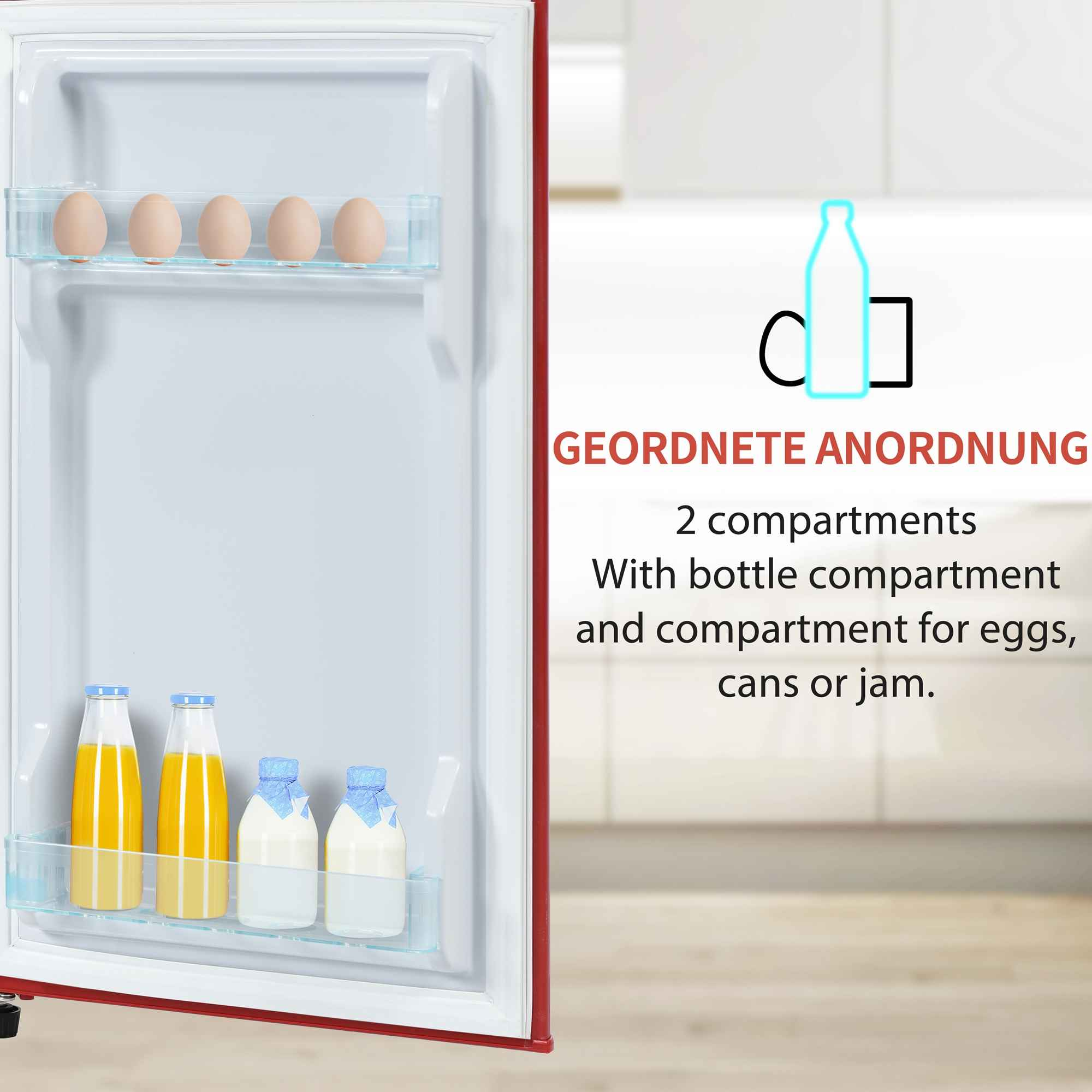 Das Innere eines Kühlschranks mit Eiern und Flaschen Saft und Milch.