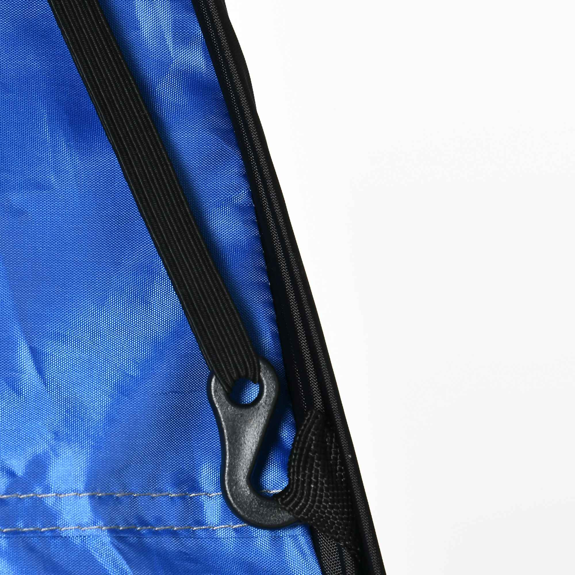 Nahaufnahme eines blauen Stoffes mit schwarzem Reißverschluss und Haken. Weißer Hintergrund rechts.