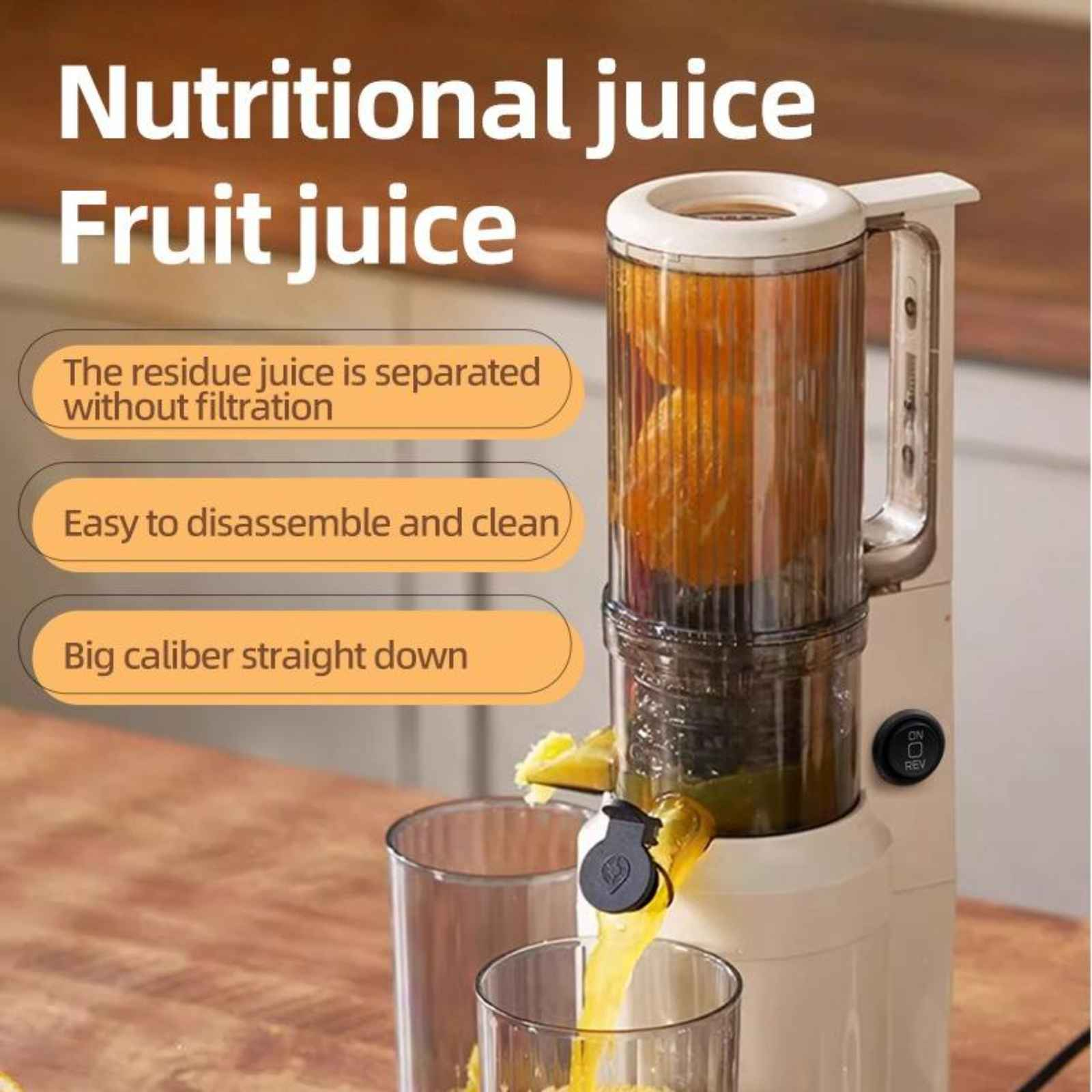 Ein Entsafter mit Orangen im Inneren, der den Vorgang des Trennens von Saft und Fruchtfleisch zeigt.