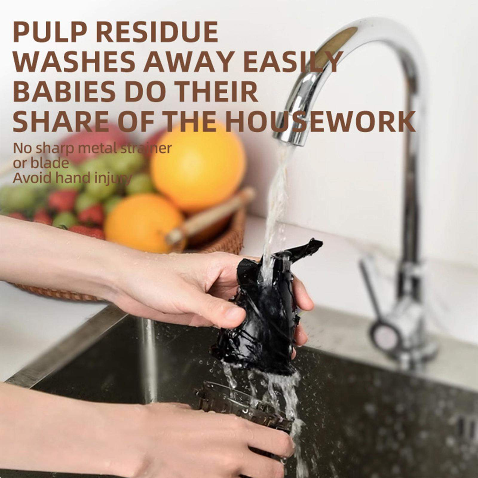 Hände waschen ein schwarzes Sieb unter einem Wasserhahn mit Text auf Englisch.