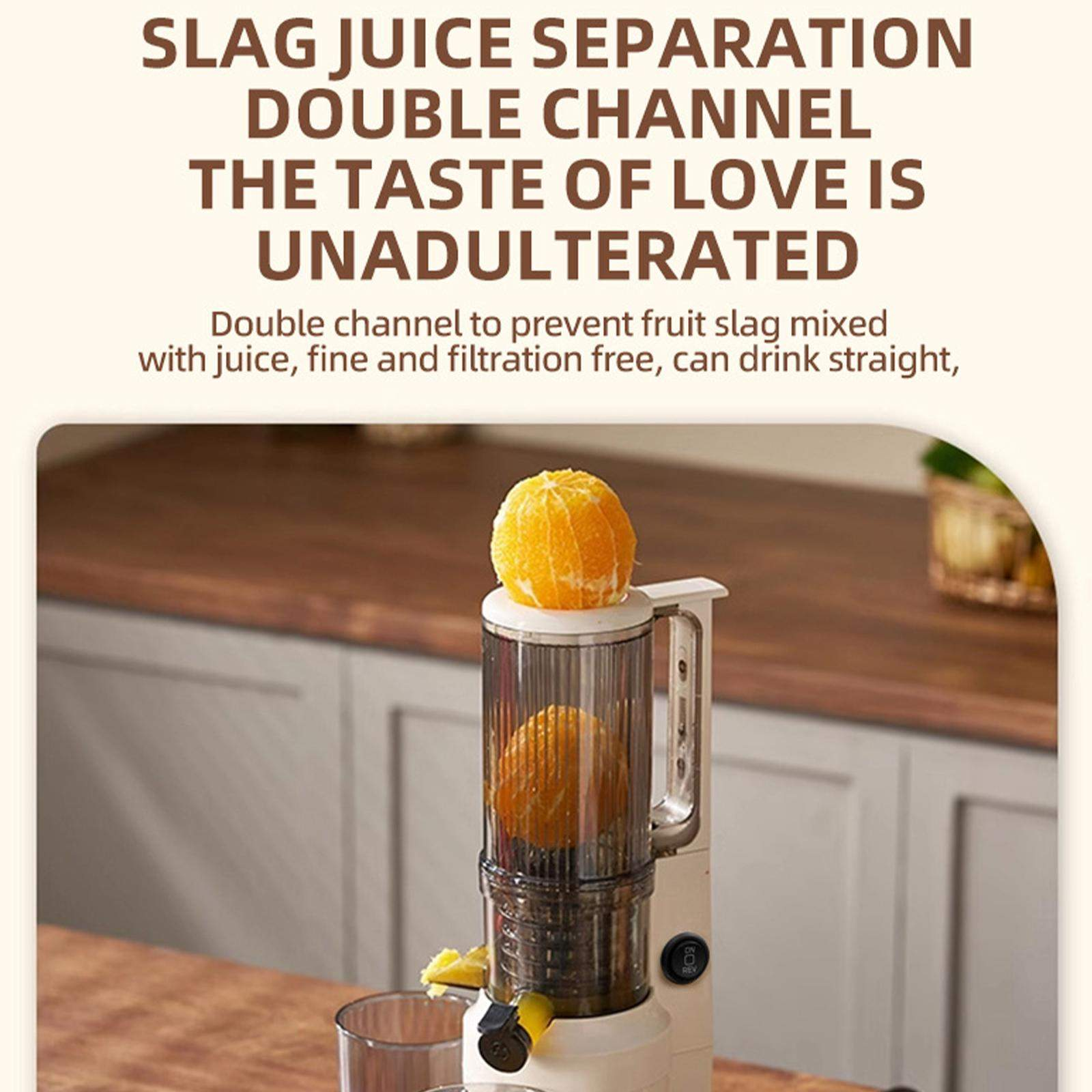 Ein Entsafter mit einer Orange in der oberen Kammer. Saft fließt in ein Glas. Text hebt Vorteile hervor.