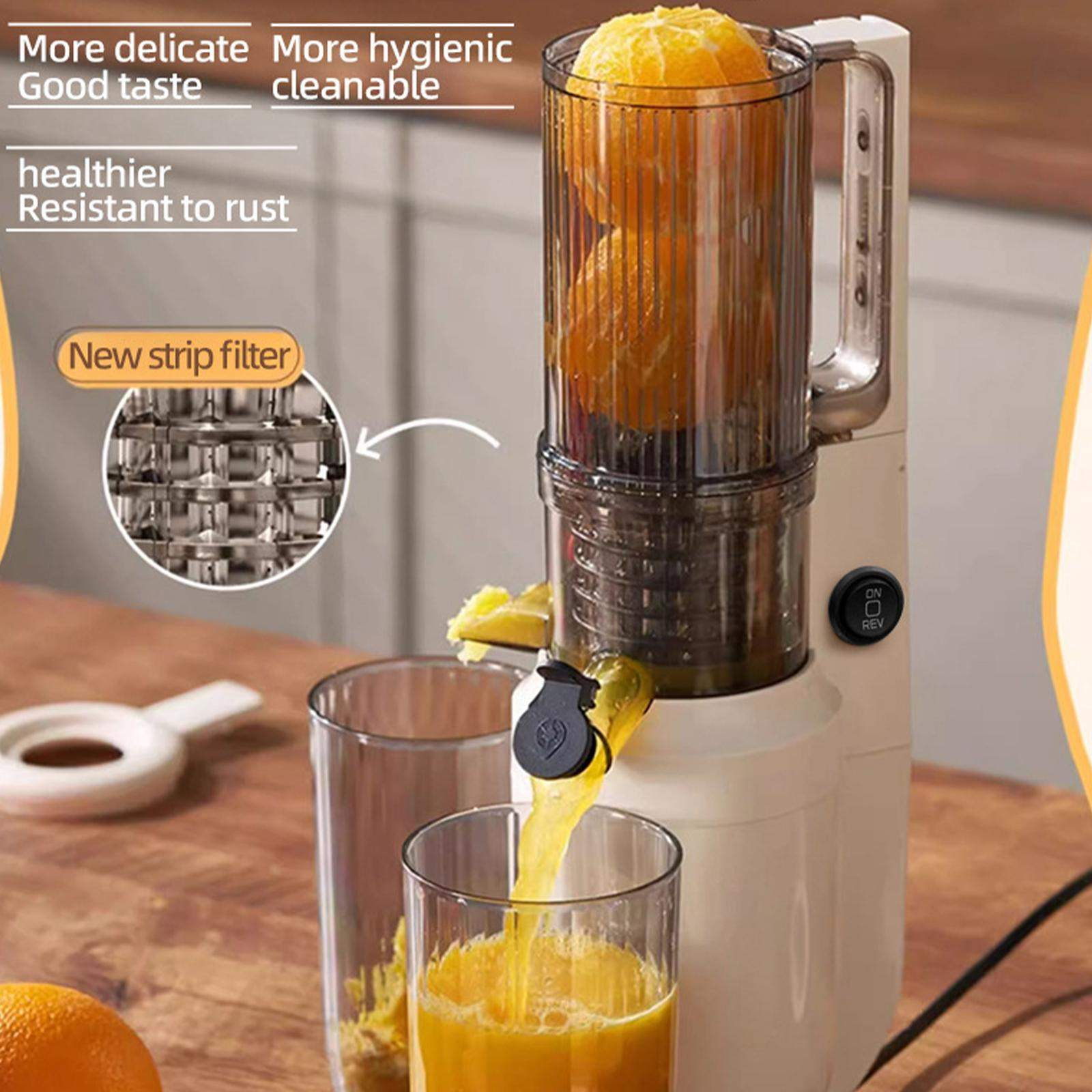 Ein Entsafter mit Orangenscheiben in der oberen Kammer und Saft, der in ein Glas fließt. Text hebt Vorteile hervor.