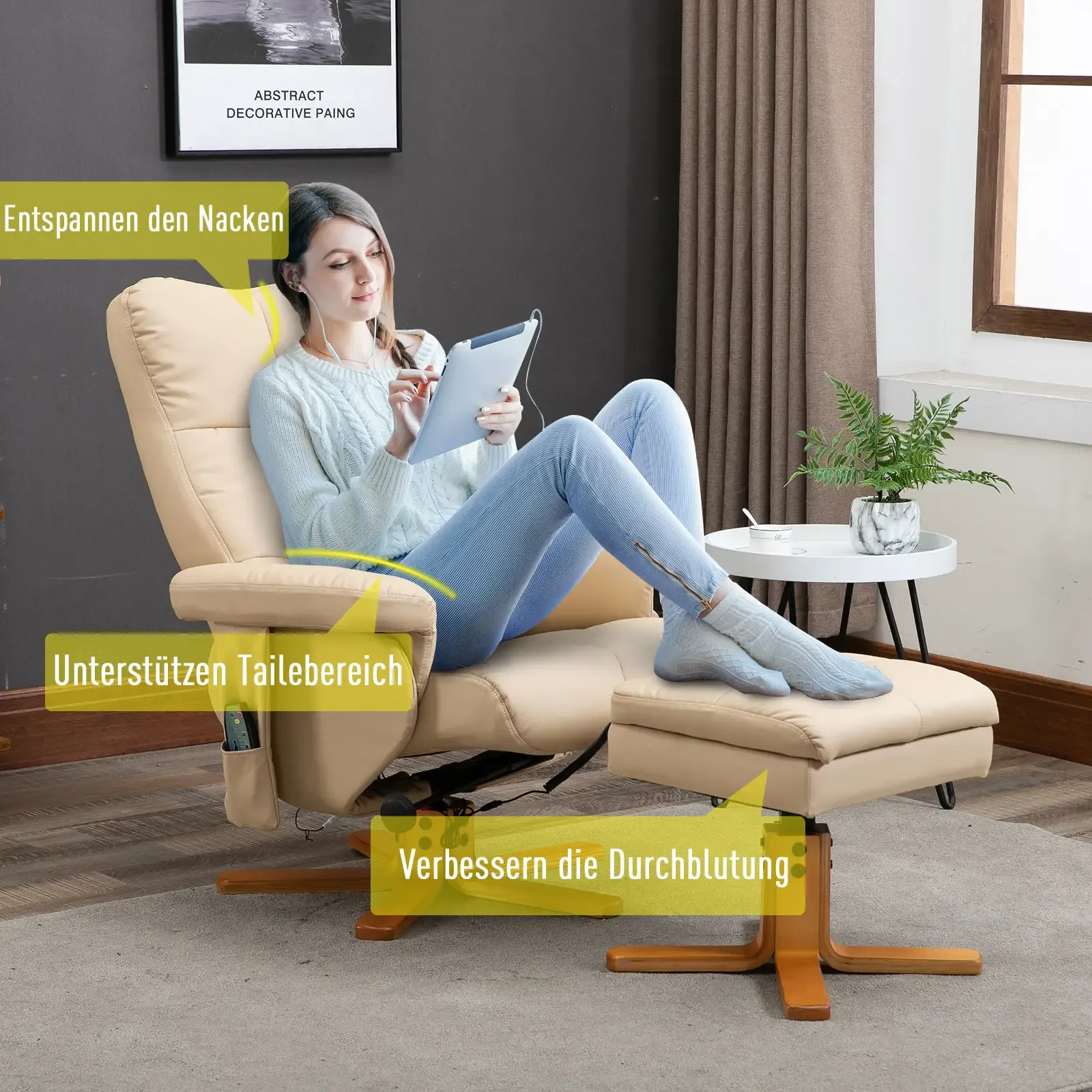 Eine Frau in einem beigen Relaxsessel, die ein Tablet liest, mit Textbeschriftungen, die Merkmale anzeigen.