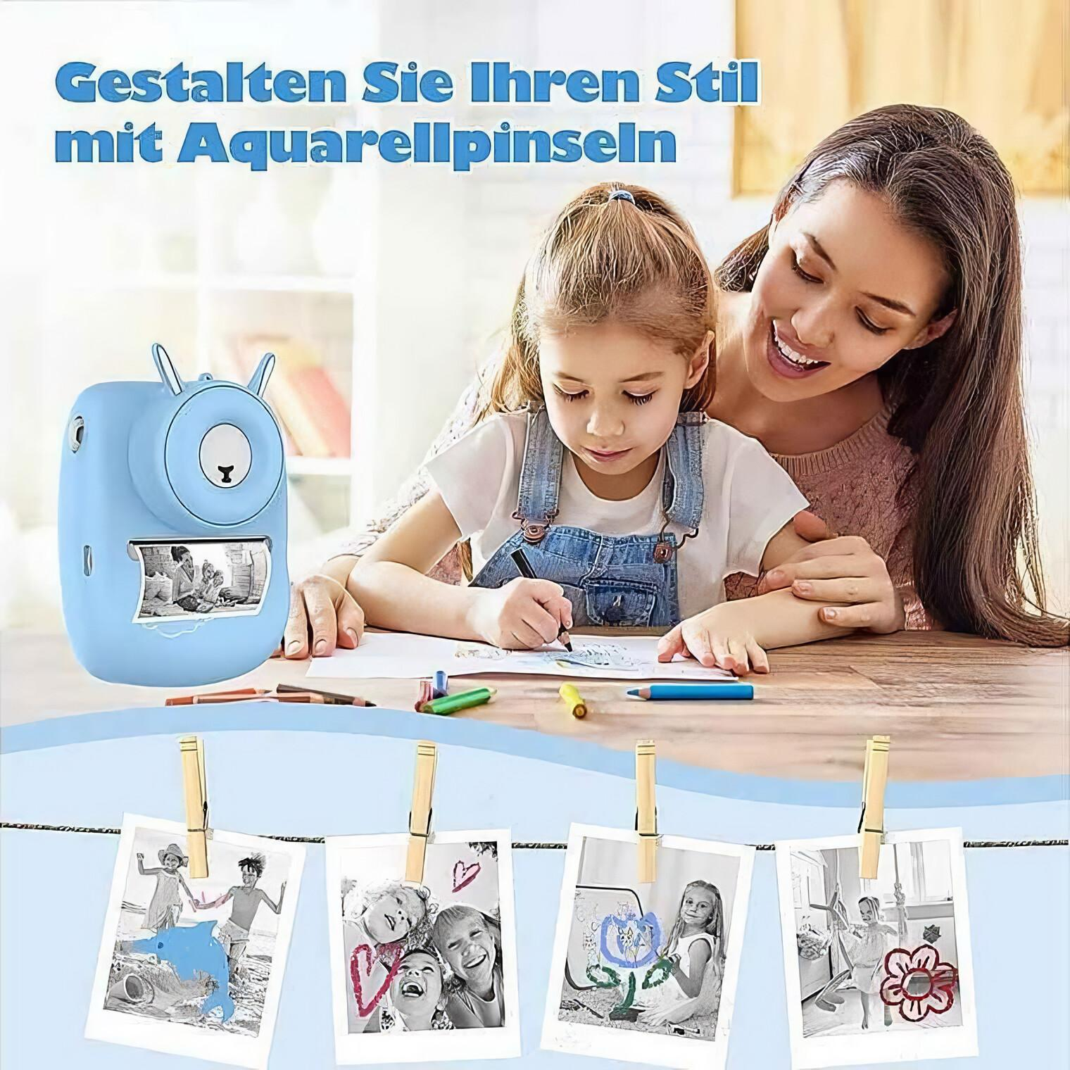 Eine Frau und ein Mädchen zeichnen mit einer blauen Sofortbildkamera.