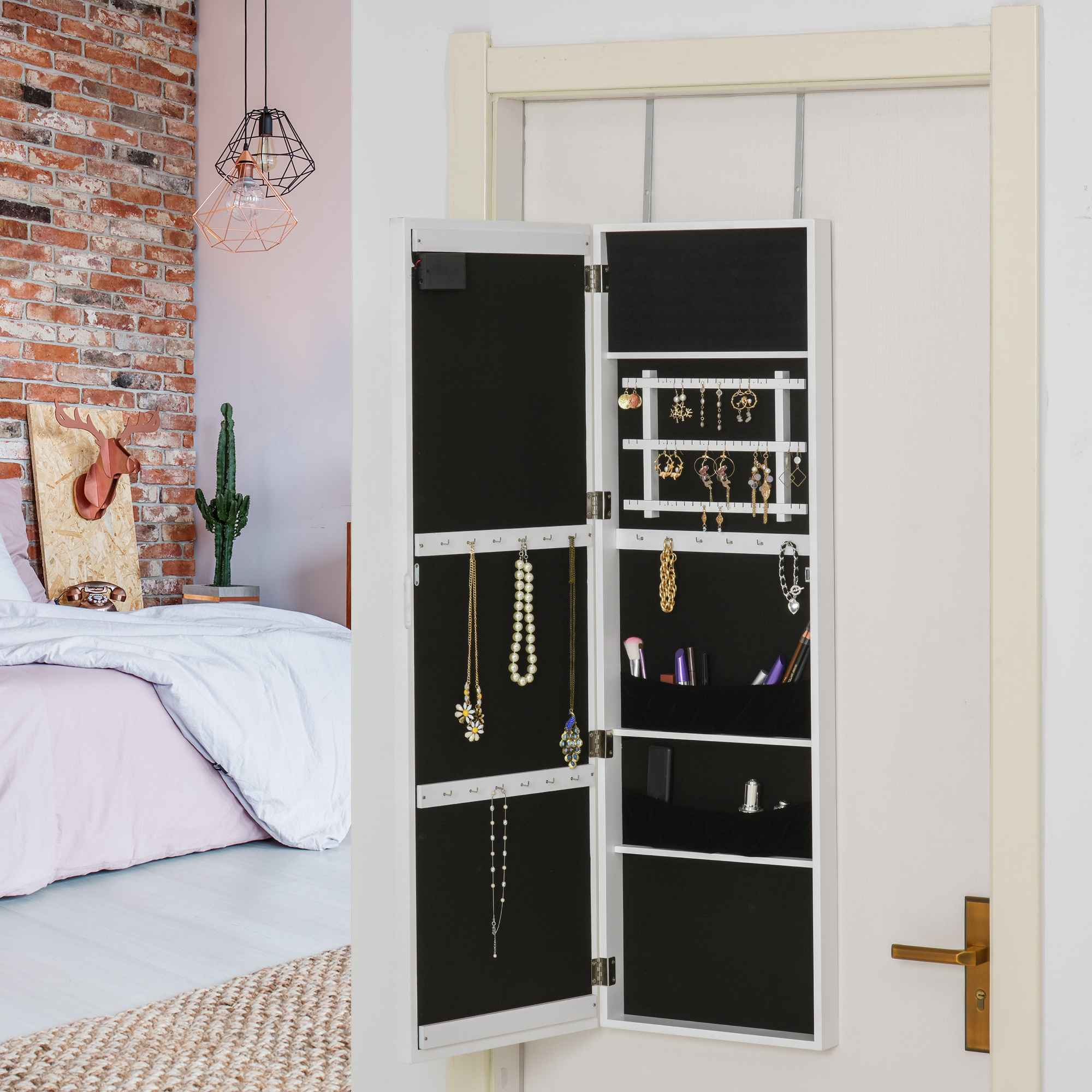 Weißer Schmuckschrank an einer Tür hängend, mit offenen Türen, die Schmuck zeigen.