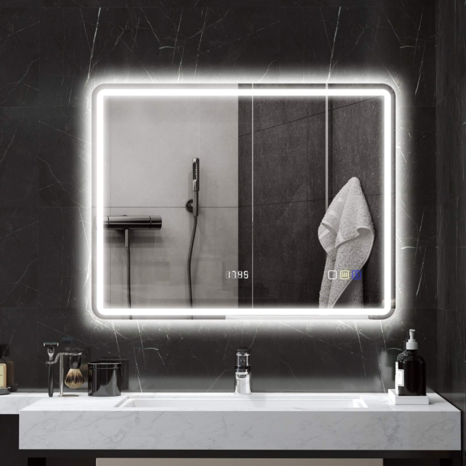Rechteckiger Spiegel mit LED-Licht und Digitaluhr. Ein Waschbecken und ein Wasserhahn befinden sich vor dem Spiegel.