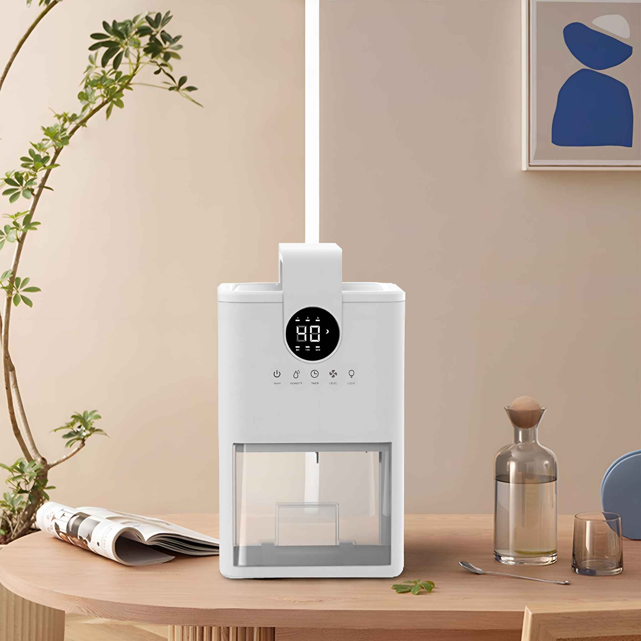 Weißer Luftkühler auf einem Holztisch mit Vase, Glas und Pflanze im Hintergrund.