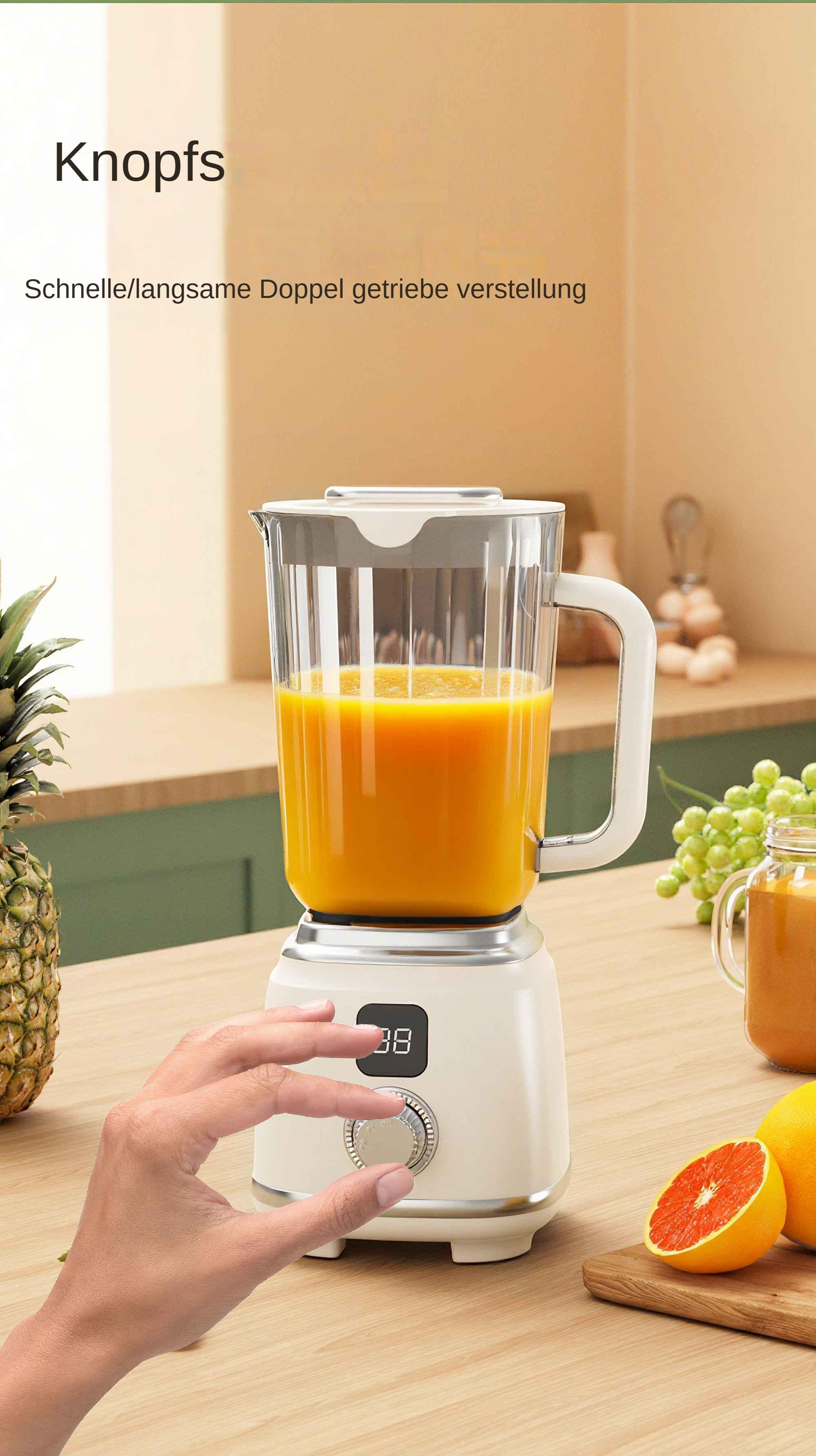 Mixer mit Orangensaft auf einer Theke. Eine Hand stellt den Drehregler ein. Hintergrund Küchenelemente.
