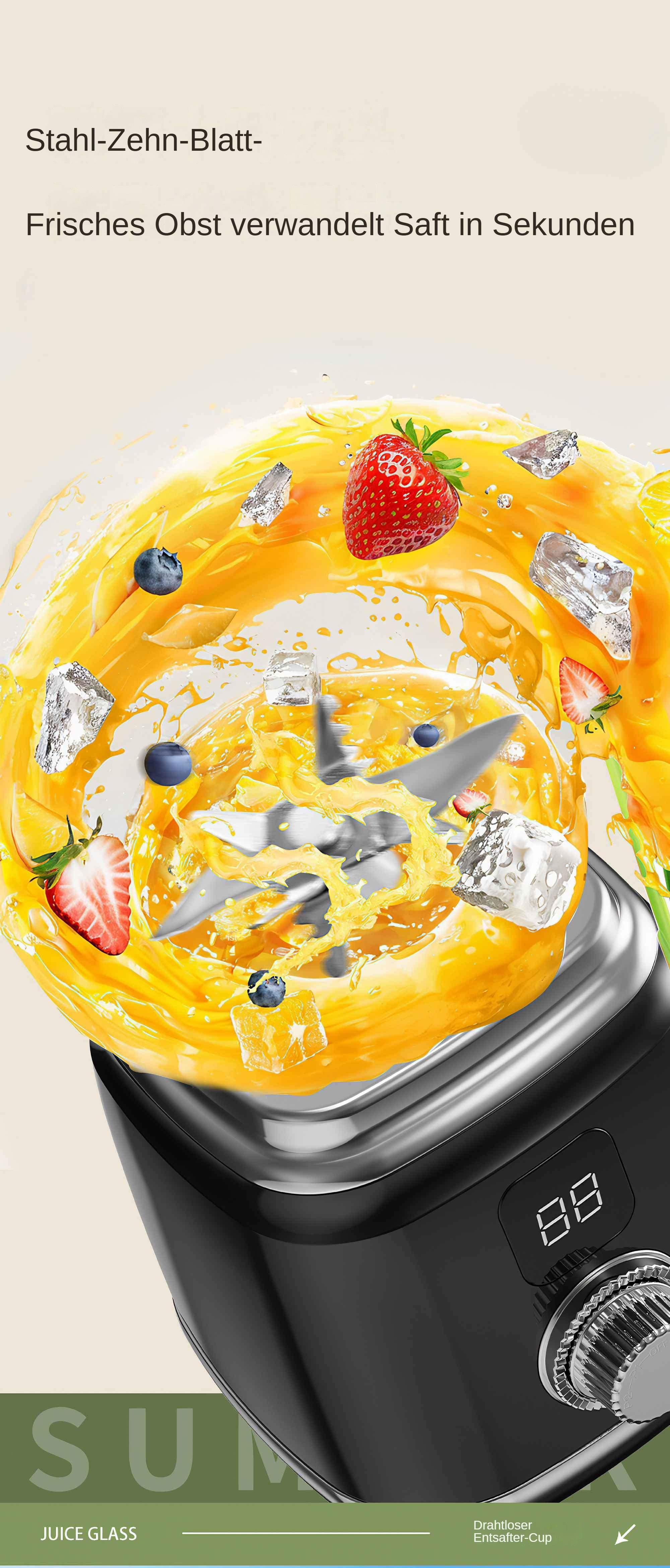 Ein schwarzer Mixer mit Glasbehälter, Erdbeeren und Blaubeeren sowie Orangensaft.