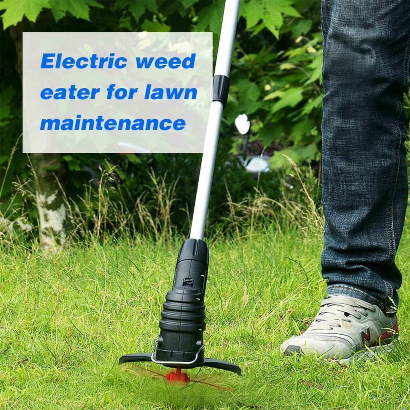 Person verwendet einen elektrischen Rasenmäher in einer grasbewachsenen Gegend. Das Gerät ist in Gebrauch und schneidet Gras.