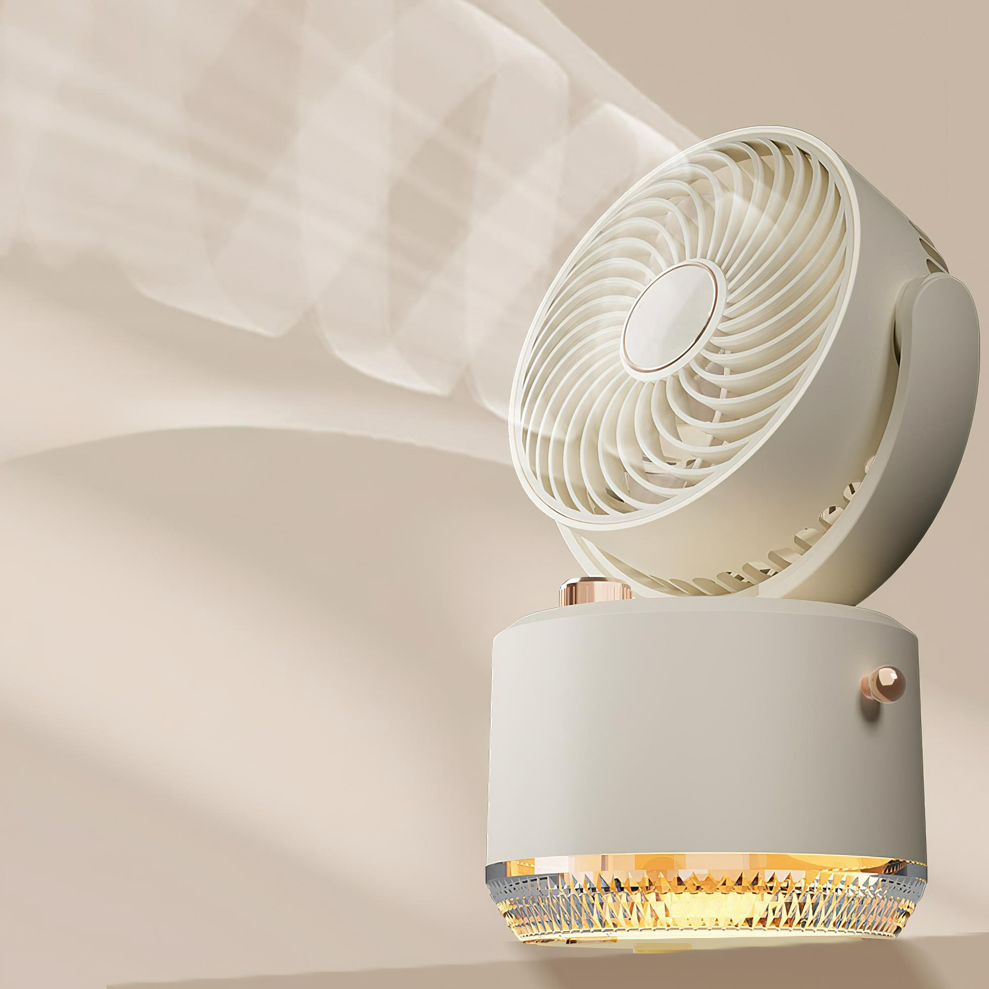 Weißer Ventilator mit gebogenen Flügeln. Der Ventilator ist abgewinkelt mit hellem Sockel. Der Hintergrund ist cremefarben.