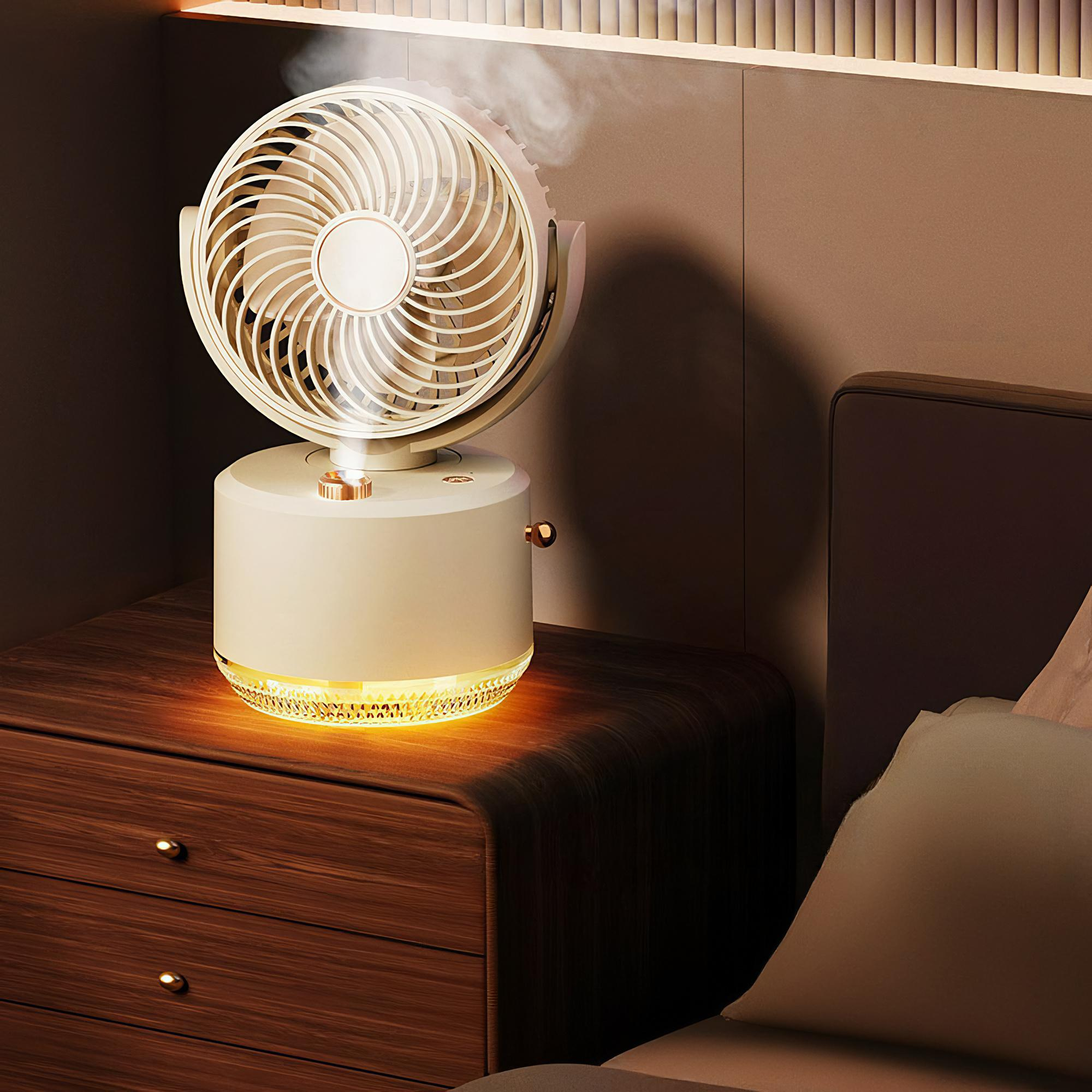 Ein weißer Ventilator, der Nebel ausstößt, auf einem Nachttisch, mit warmem Licht von der Basis.