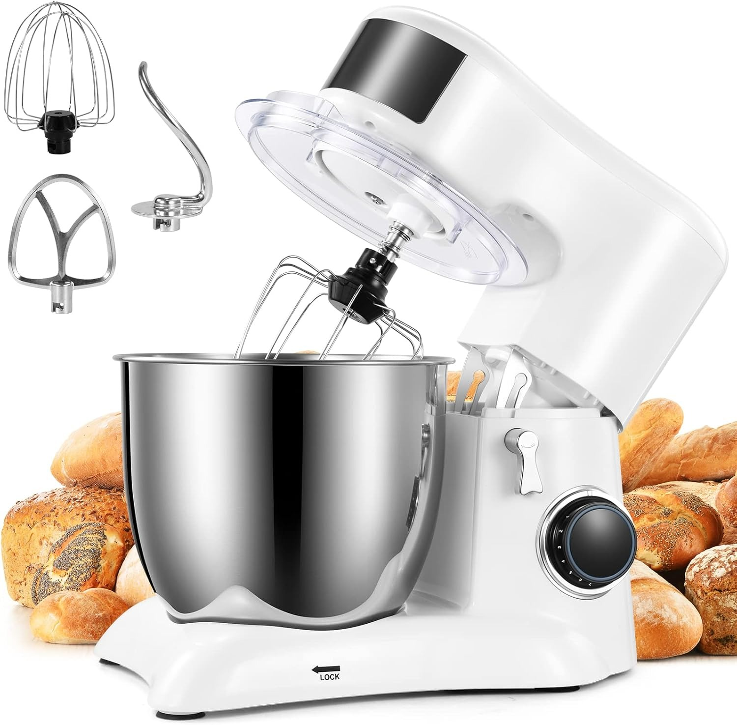 Ein weißer Küchenmixer mit Aufsätzen und Brot im Hintergrund.