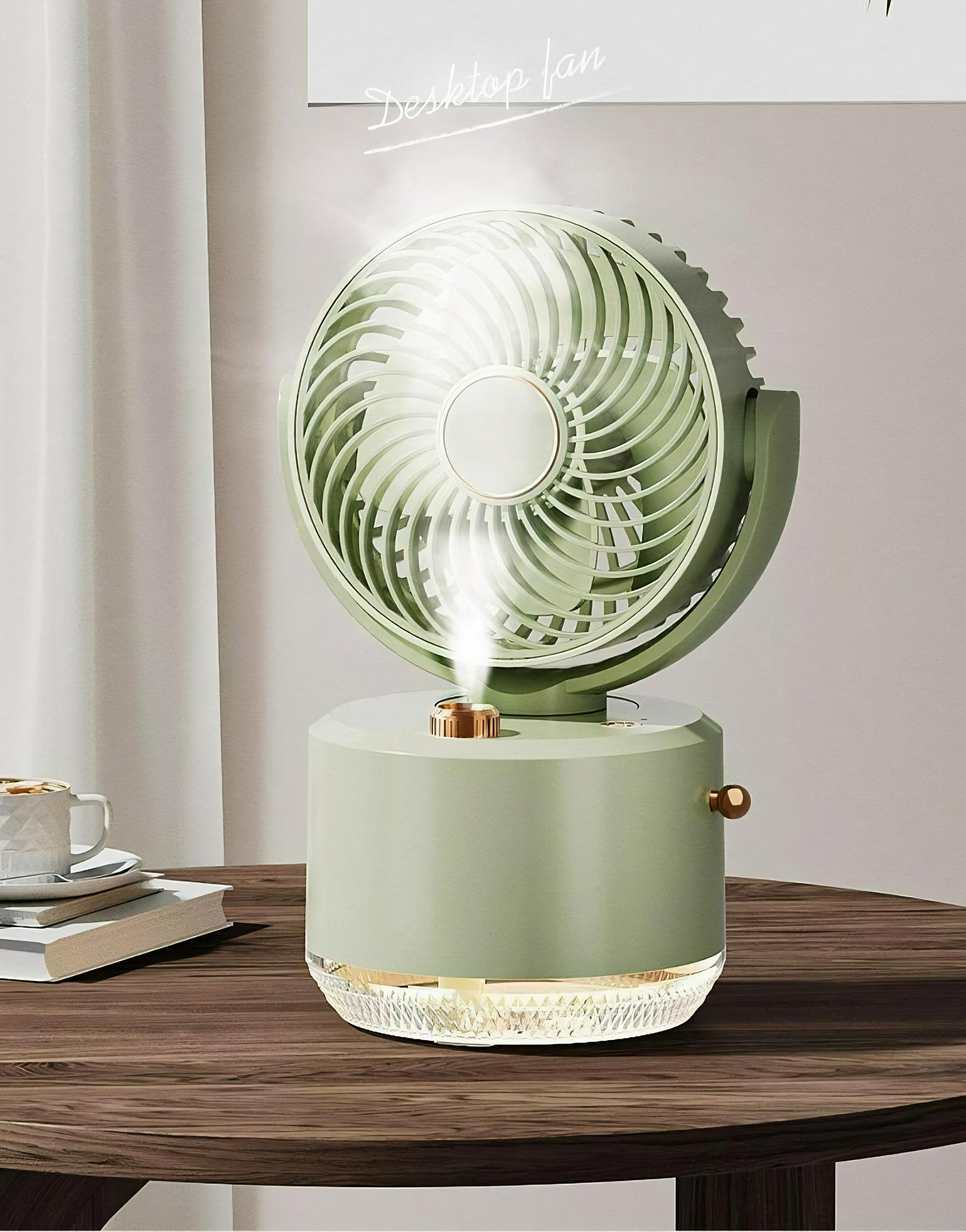 Grüner Desktop-Ventilator mit Wassernebelfunktion auf einem Tisch. Eine Tasse und ein Tablett sind ebenfalls auf dem Tisch.