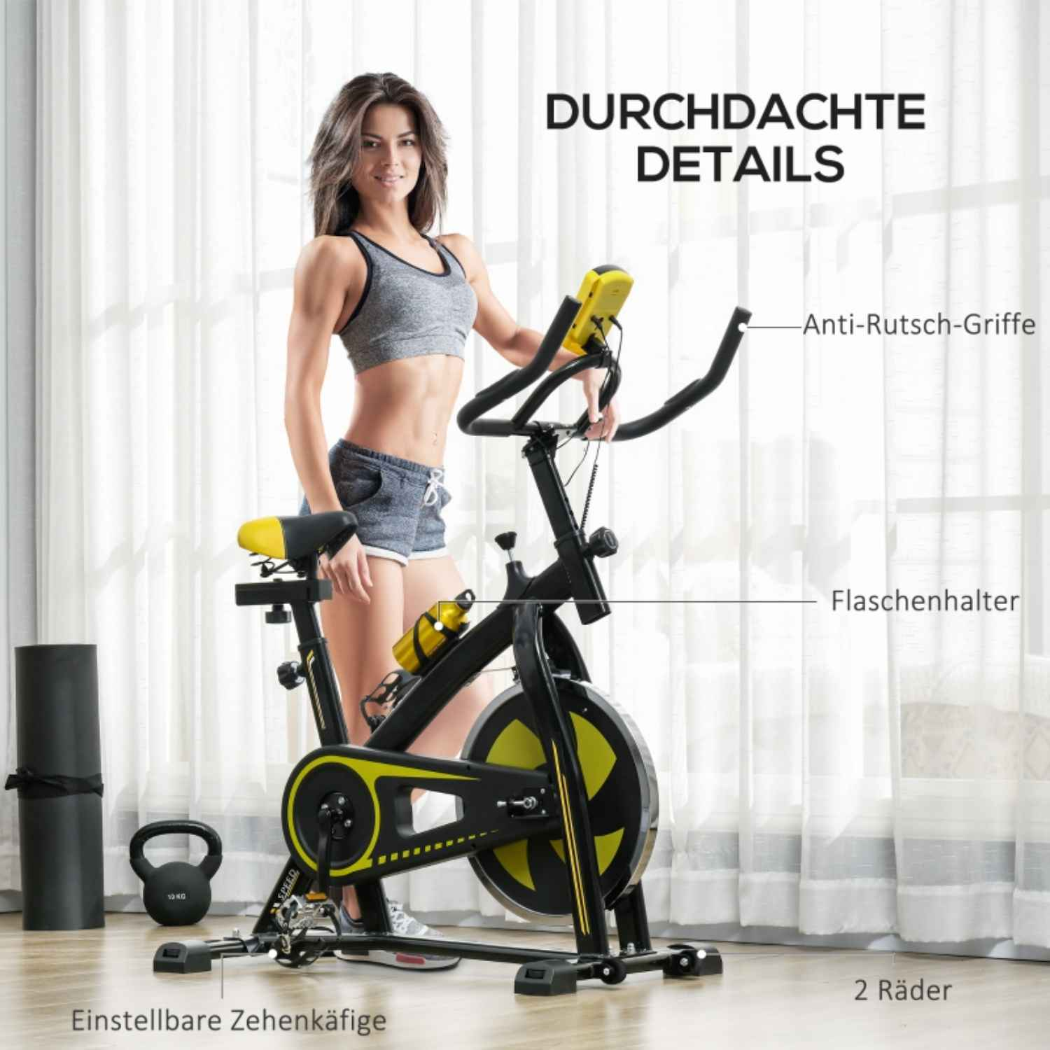 Frau in Sportkleidung steht neben einem Heimtrainer mit Matte und Gewichten im Hintergrund.