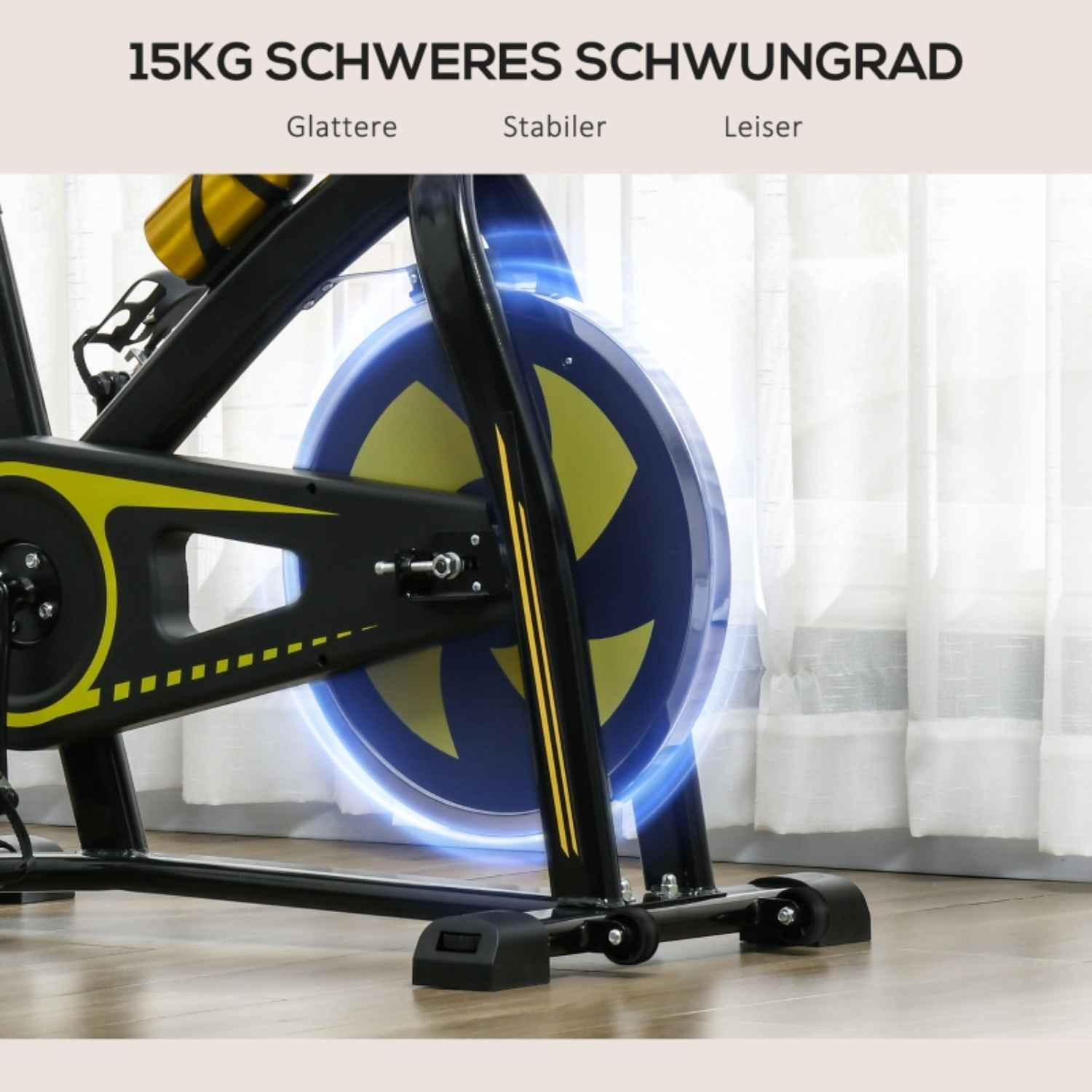 Nahaufnahme des Schwungrads eines Trainingsfahrrads. Das Schwungrad ist schwarz und blau mit gelben Akzenten.