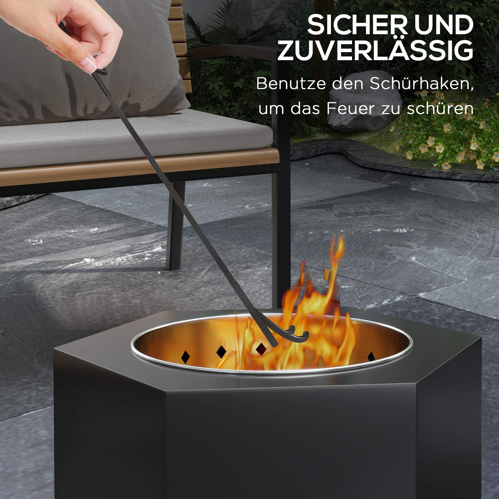 Eine Person rührt mit einem Schürhaken in einem schwarzen, sechseckigen Feuerkorb. Draußen.