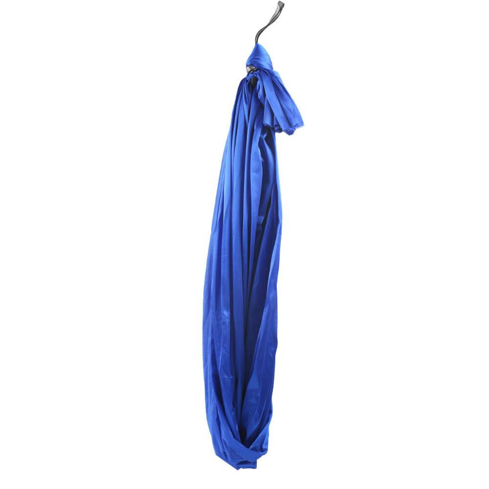 Blaues Aerial-Yoga-Tuch mit schwarzem Haken zum Aufhängen.