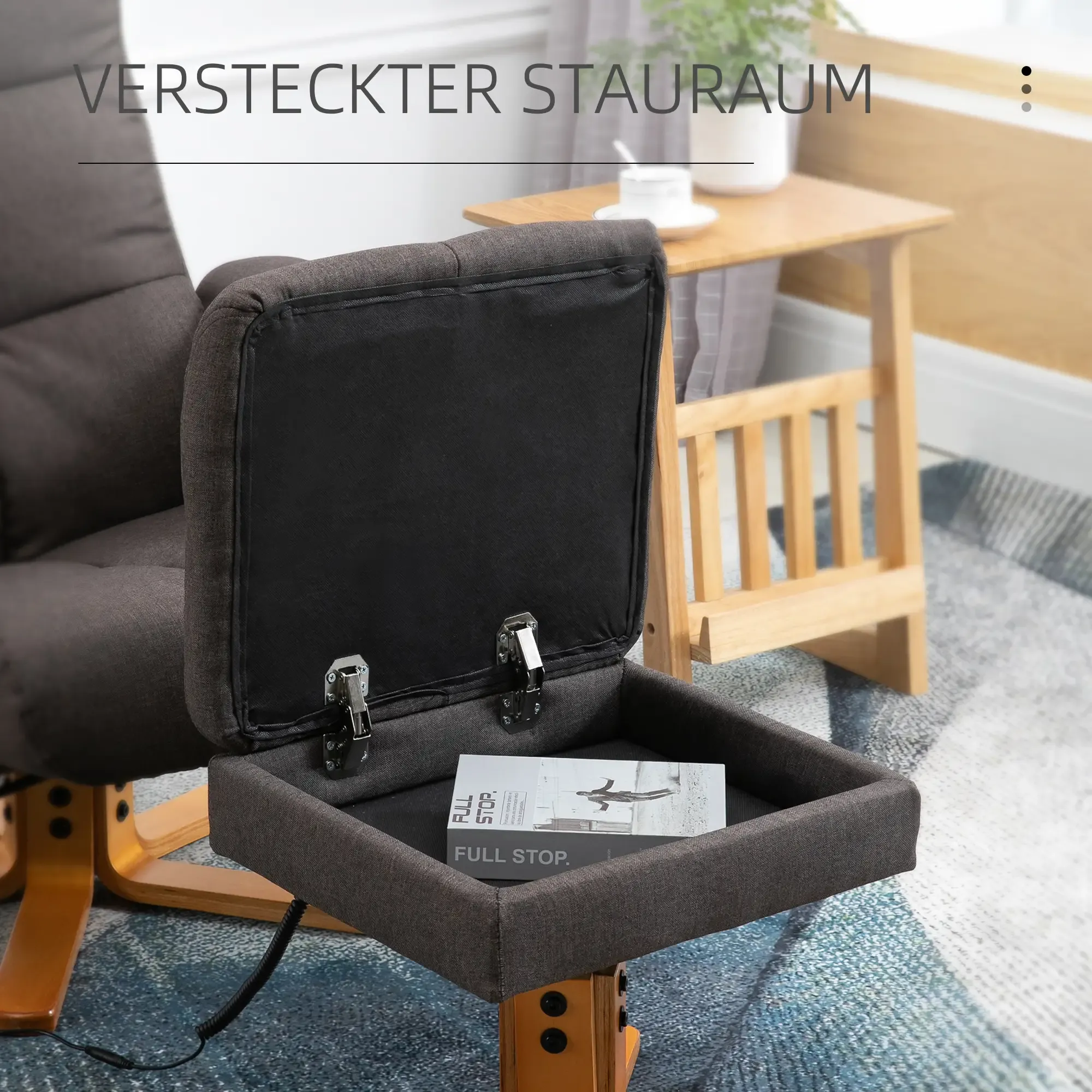 Ein Relaxsessel und eine Fußstütze mit einem versteckten Staufach, das einen offenen Stauraum zeigt.