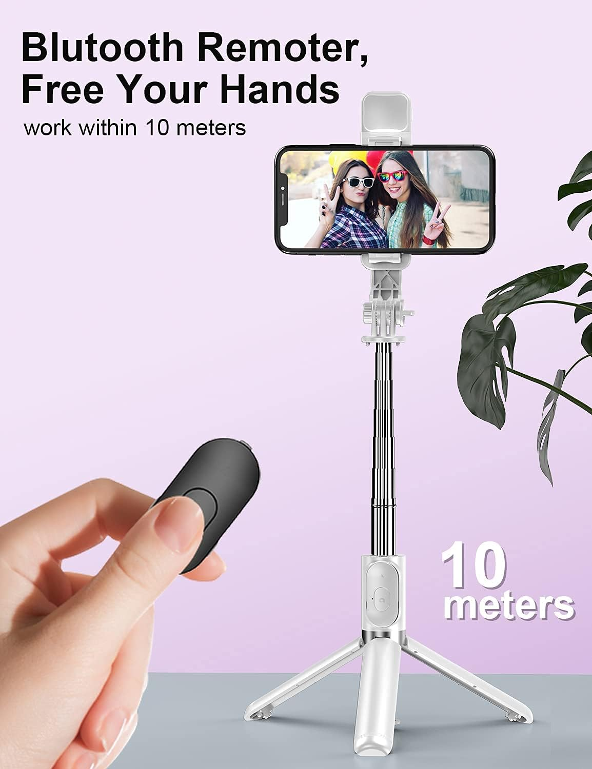 Frau hält Fernbedienung, zeigt Selfie-Stick mit Telefon und lila Hintergrund.