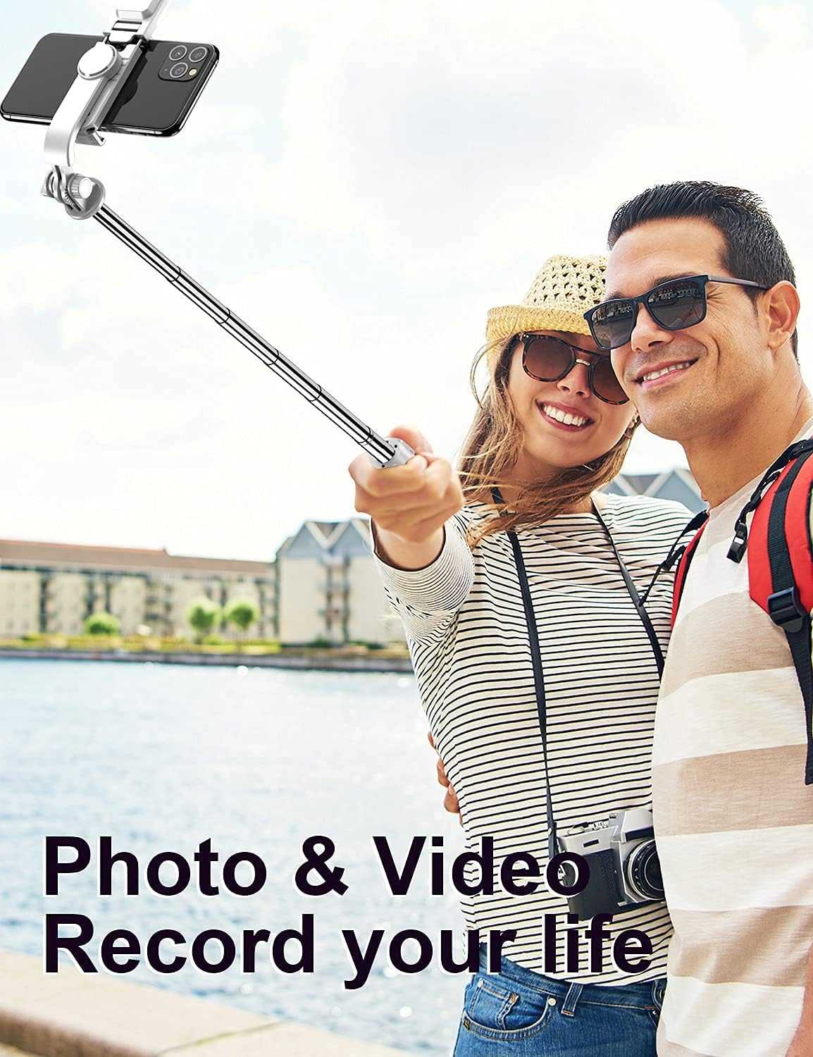 Paar macht Selfie im Freien mit Selfie-Stick, nimmt ihr Leben mit einer Kamera auf.