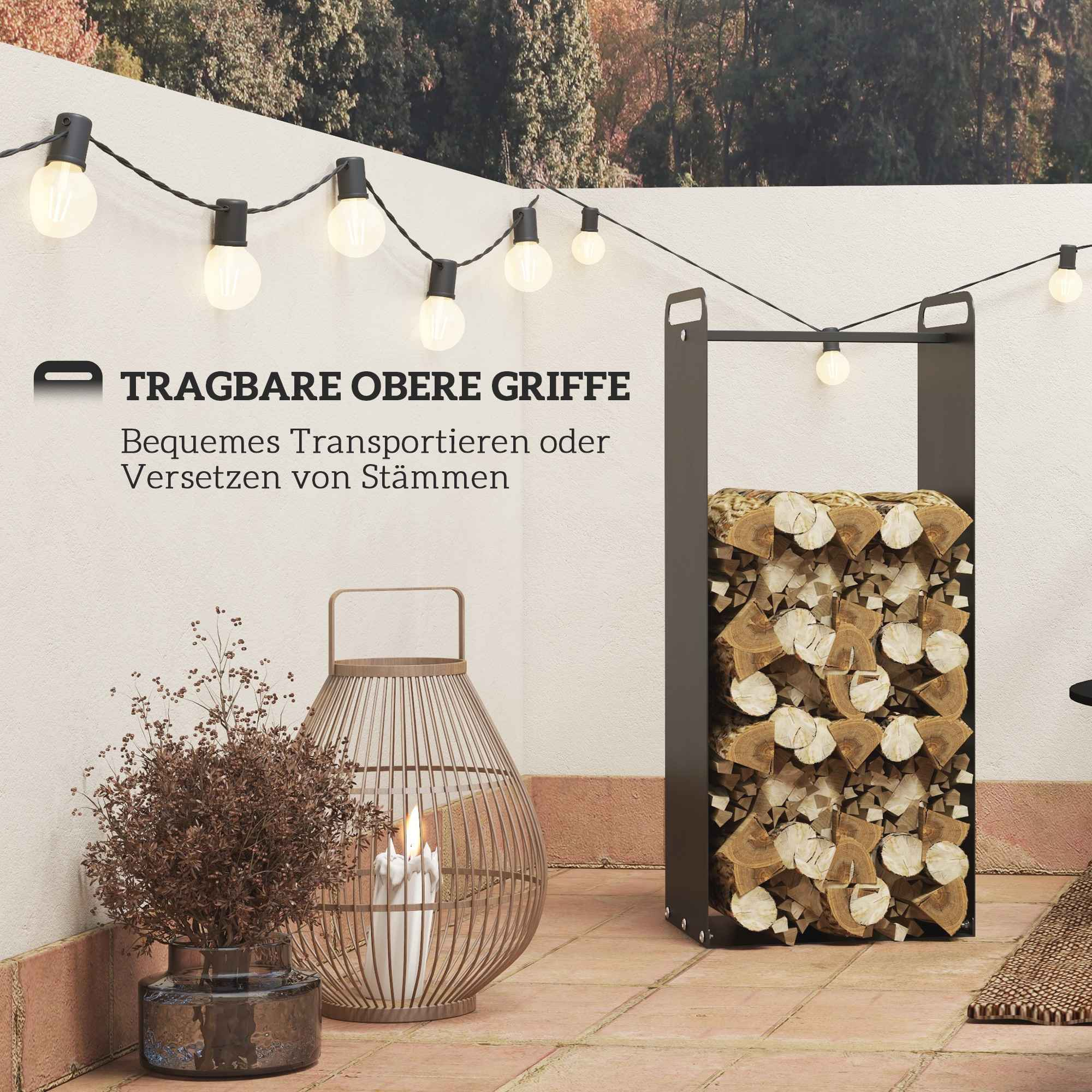 Ein Holzregal mit Holzscheiten, eine Laterne mit Kerzen und Lichterketten im Freien.