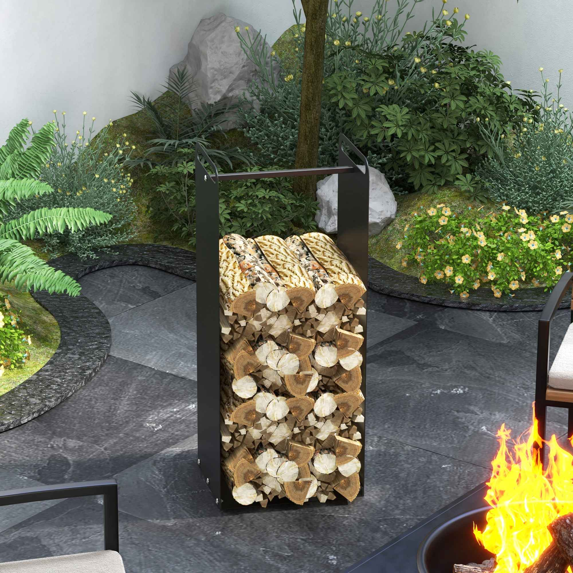 Ein schwarzes Metall-Brennholzregal, gefüllt mit gespaltenen Baumstämmen. Es steht in einem Garten mit Feuerstelle.