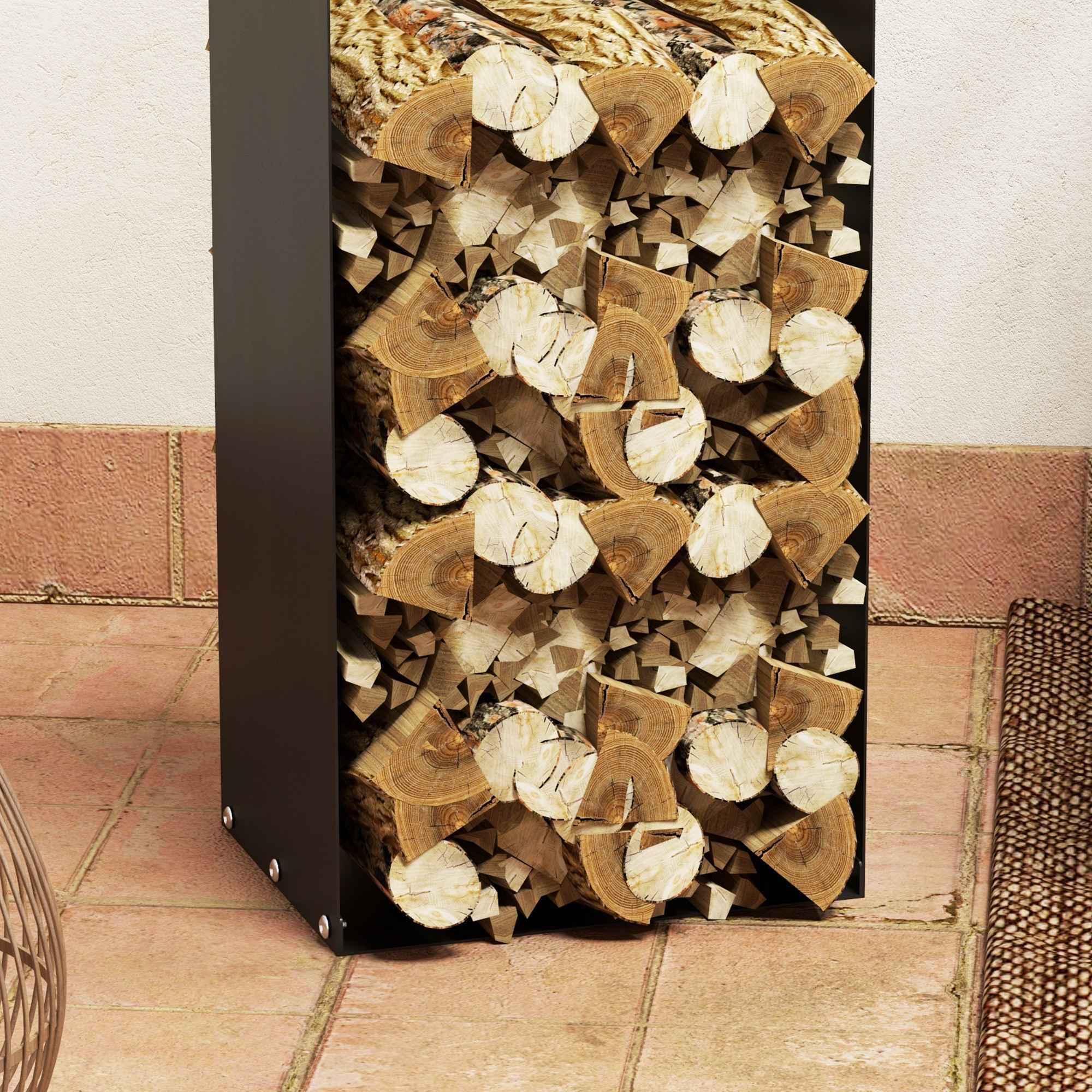 Ein Brennholzregal gefüllt mit geschnittenen Holzstämmen, auf einer Ziegeloberfläche platziert. Ein dekorativer Teppich ist sichtbar.