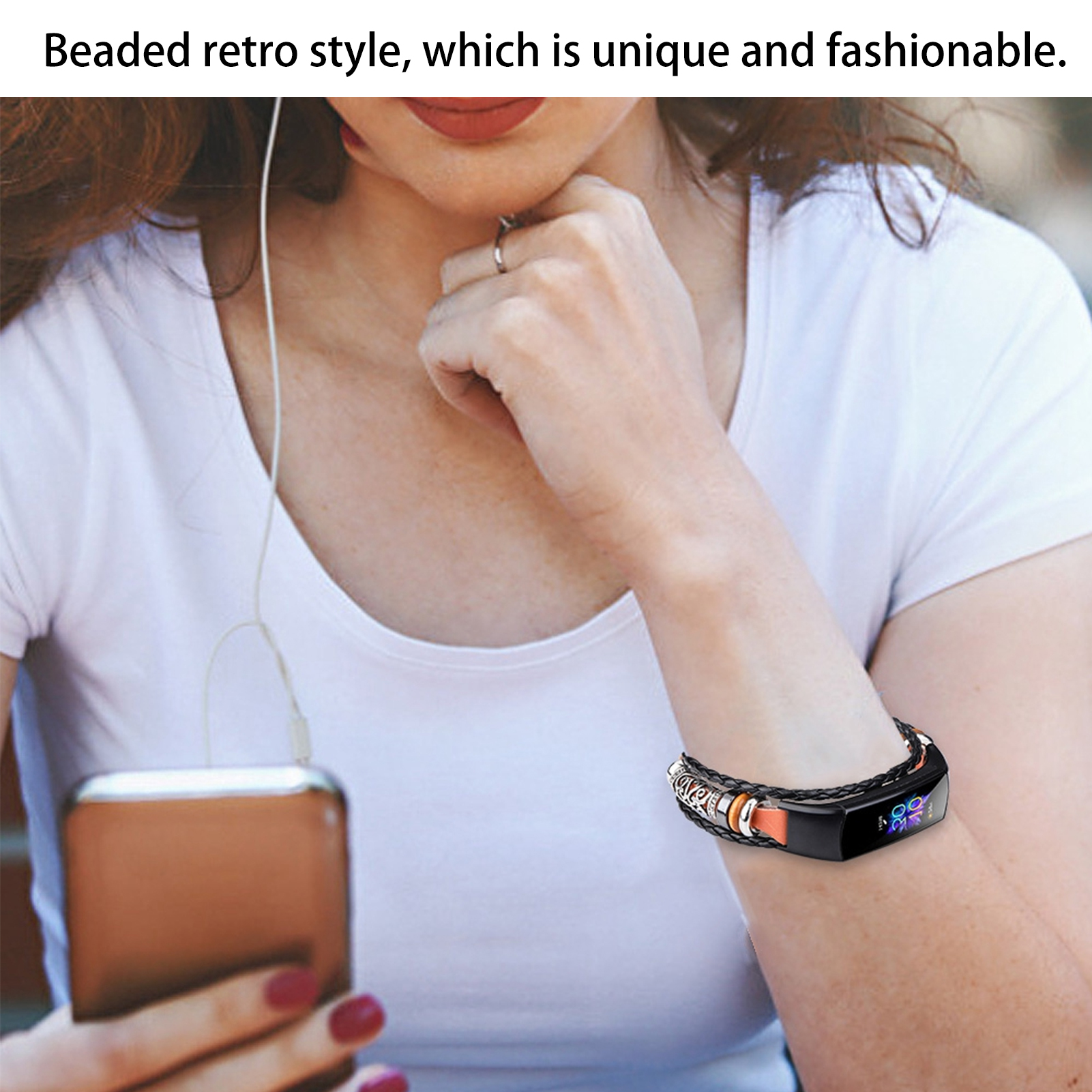 Eine Frau, die ein Fitness-Tracker-Armband trägt und über Kopfhörer Musik hört.