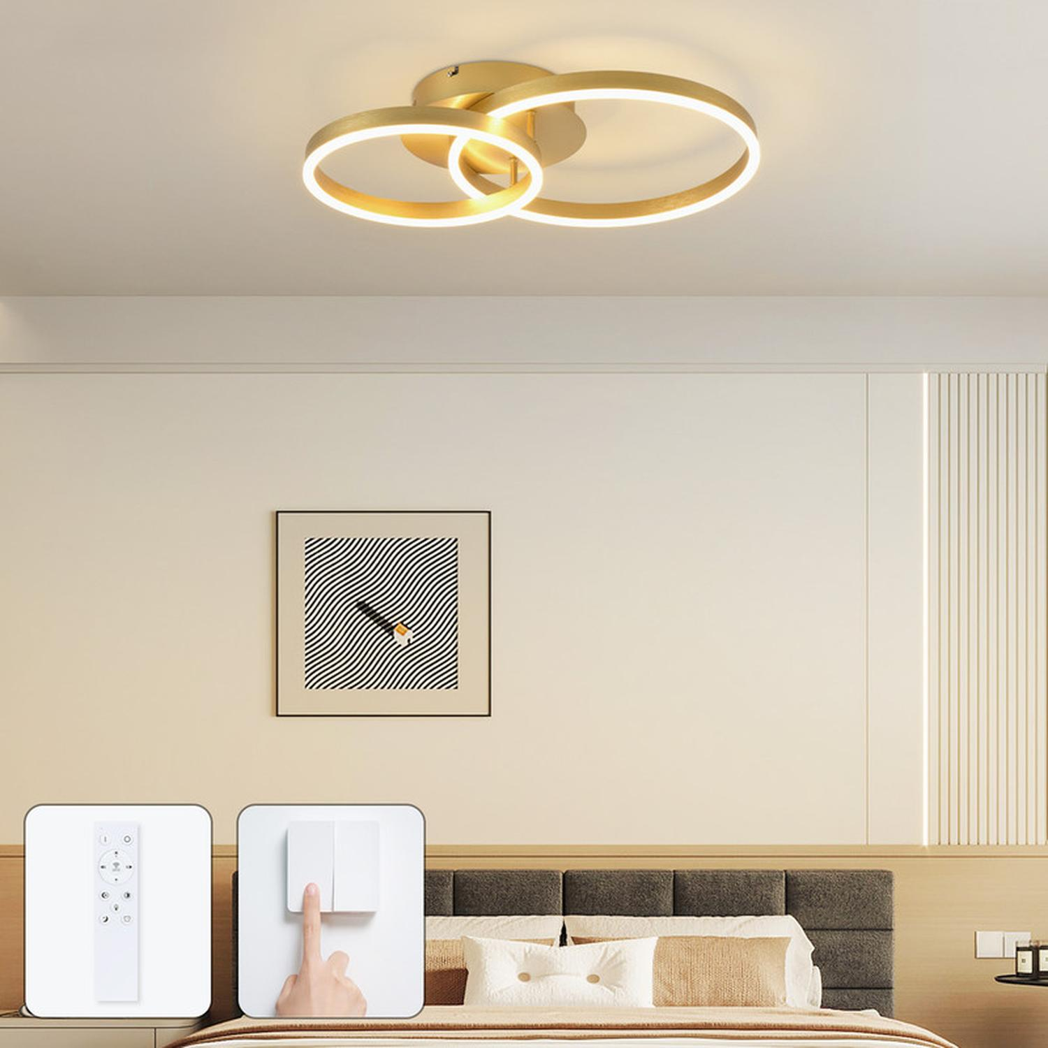 Lampada da soffitto dorata con 3 anelli. Telecomando e interruttore visibili sotto.