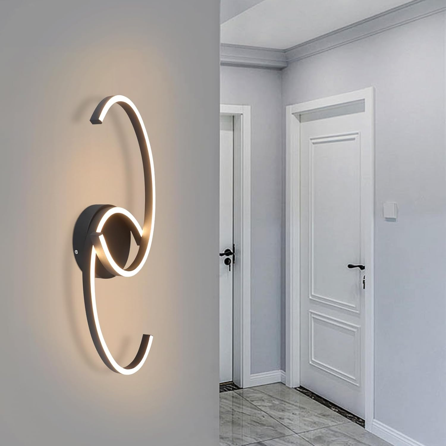 Eine Wandleuchte mit schwarzem Sockel und einem gebogenen weißen Lichtelement, Hintergrund Flur.