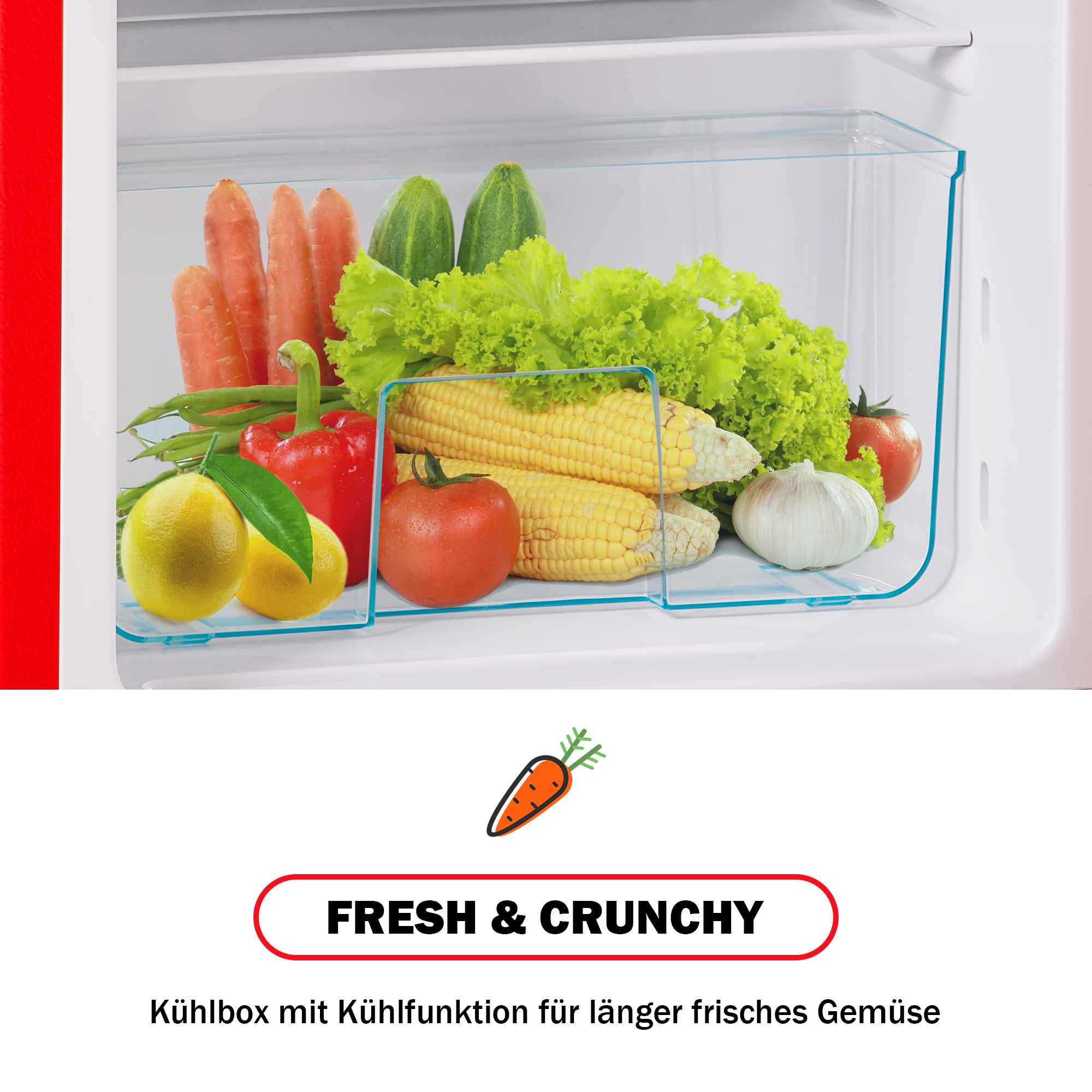 Kühlschrankinnenraum mit frischem Gemüse. Karotten, Salat, Zitronen, Mais, Tomaten und Knoblauch sichtbar.