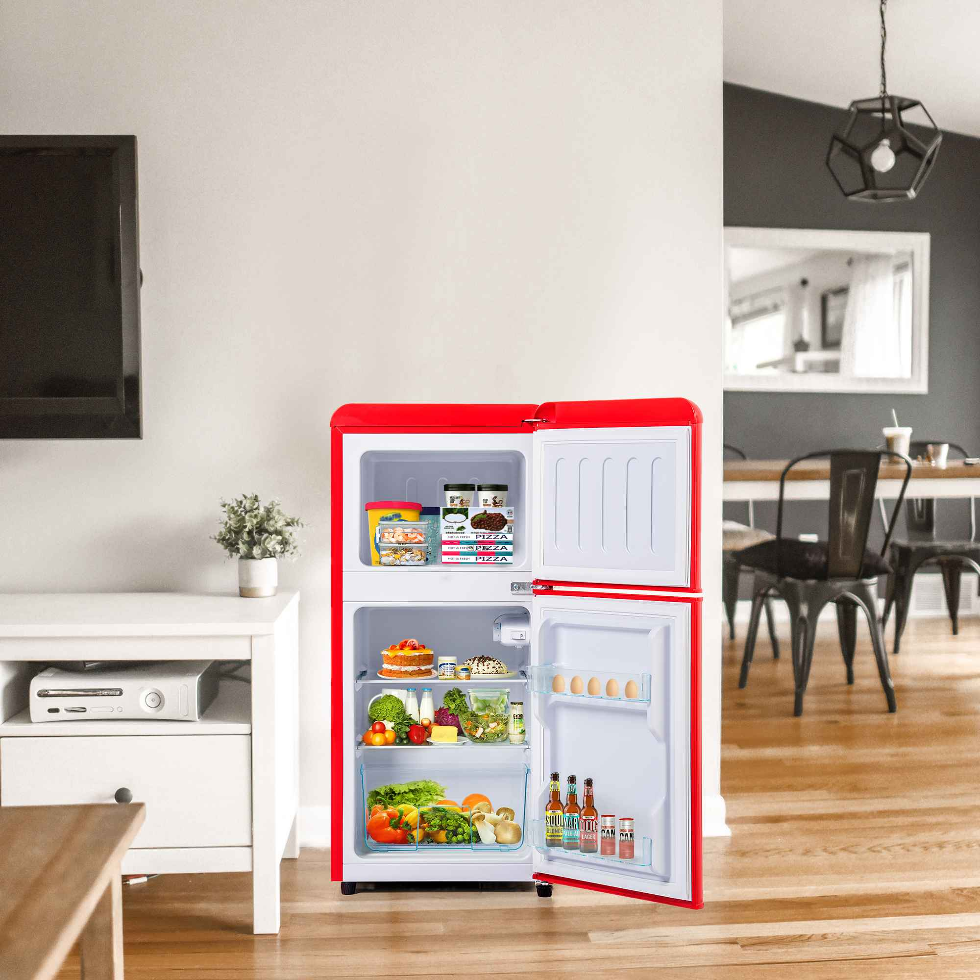 Roter Kühlschrank mit Abmessungen in Zentimetern. Er hat zwei Türen, übereinander.