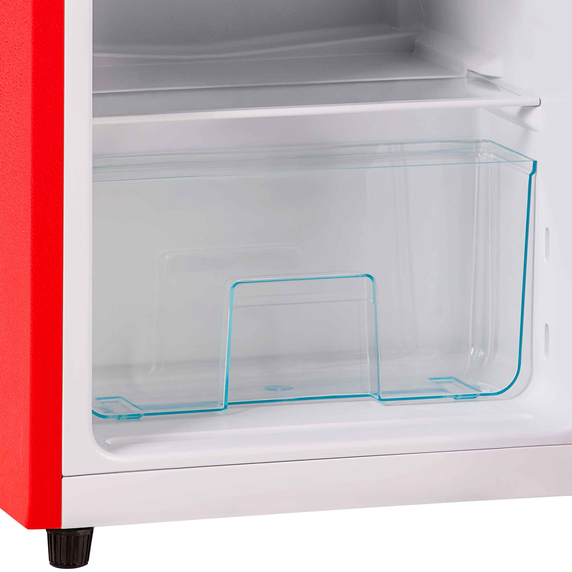 Ein roter Kühlschrank mit einem transparenten Behälter im Inneren. Der Behälter ist leer.