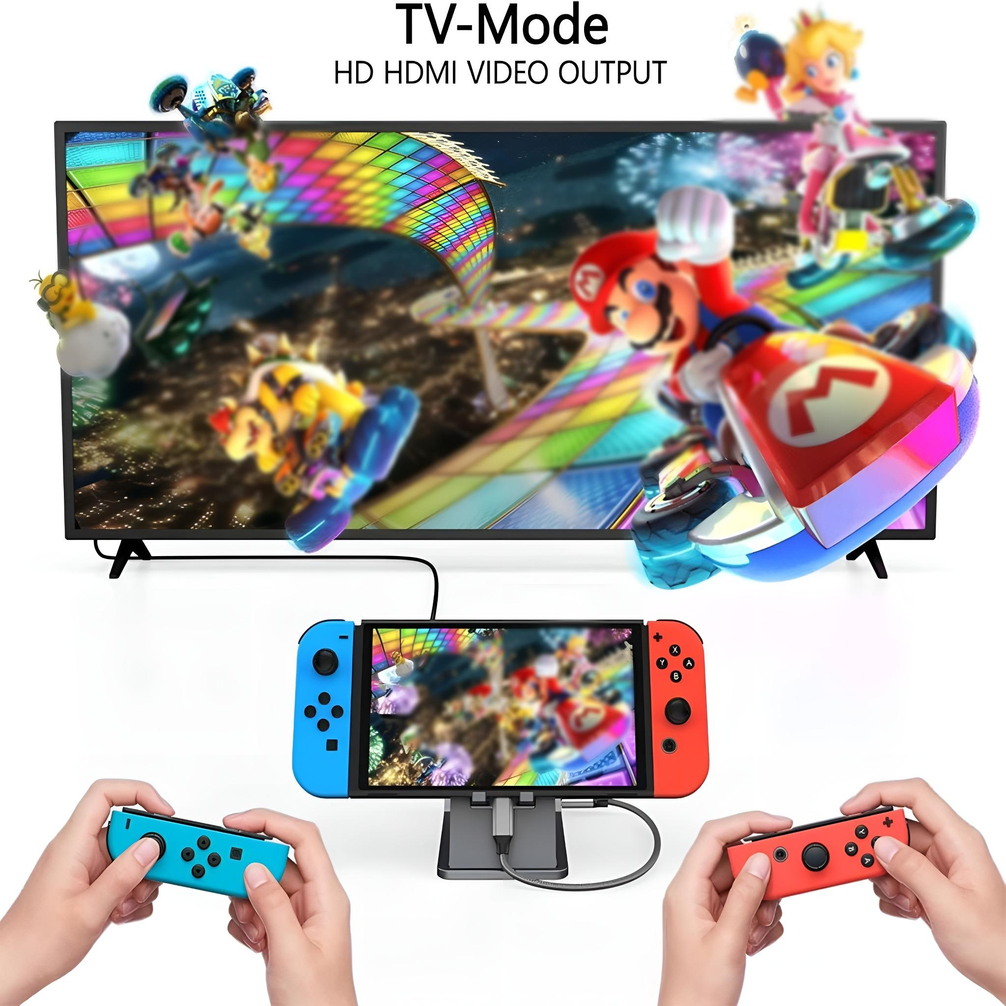 Ein Fernseher zeigt ein Spiel, eine Nintendo Switch auf einem Ständer und Hände, die Controller zum Spielen halten.