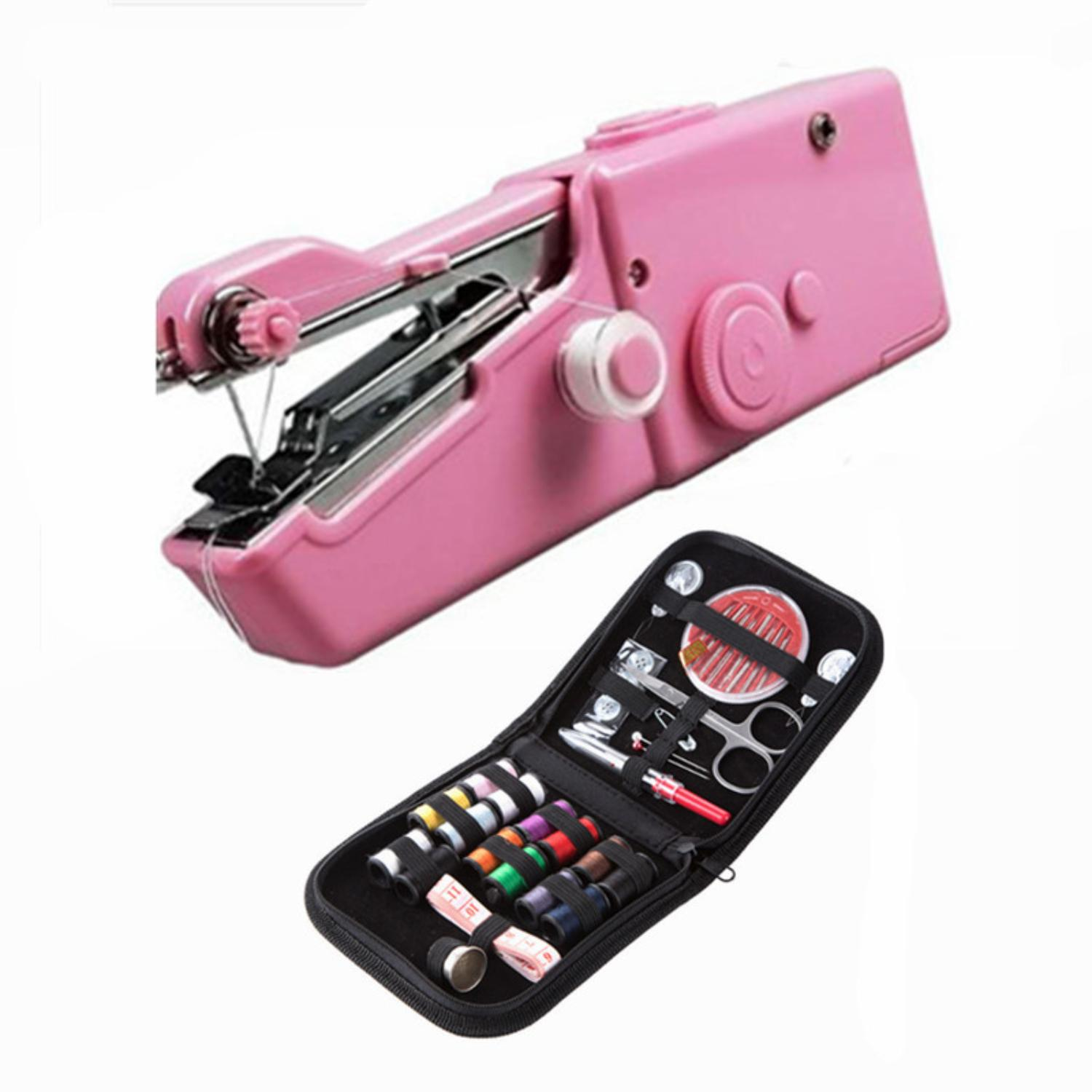 Eine rosa Handnähmaschine und eine schwarze Tasche mit bunten Fäden und Nähwerkzeugen.