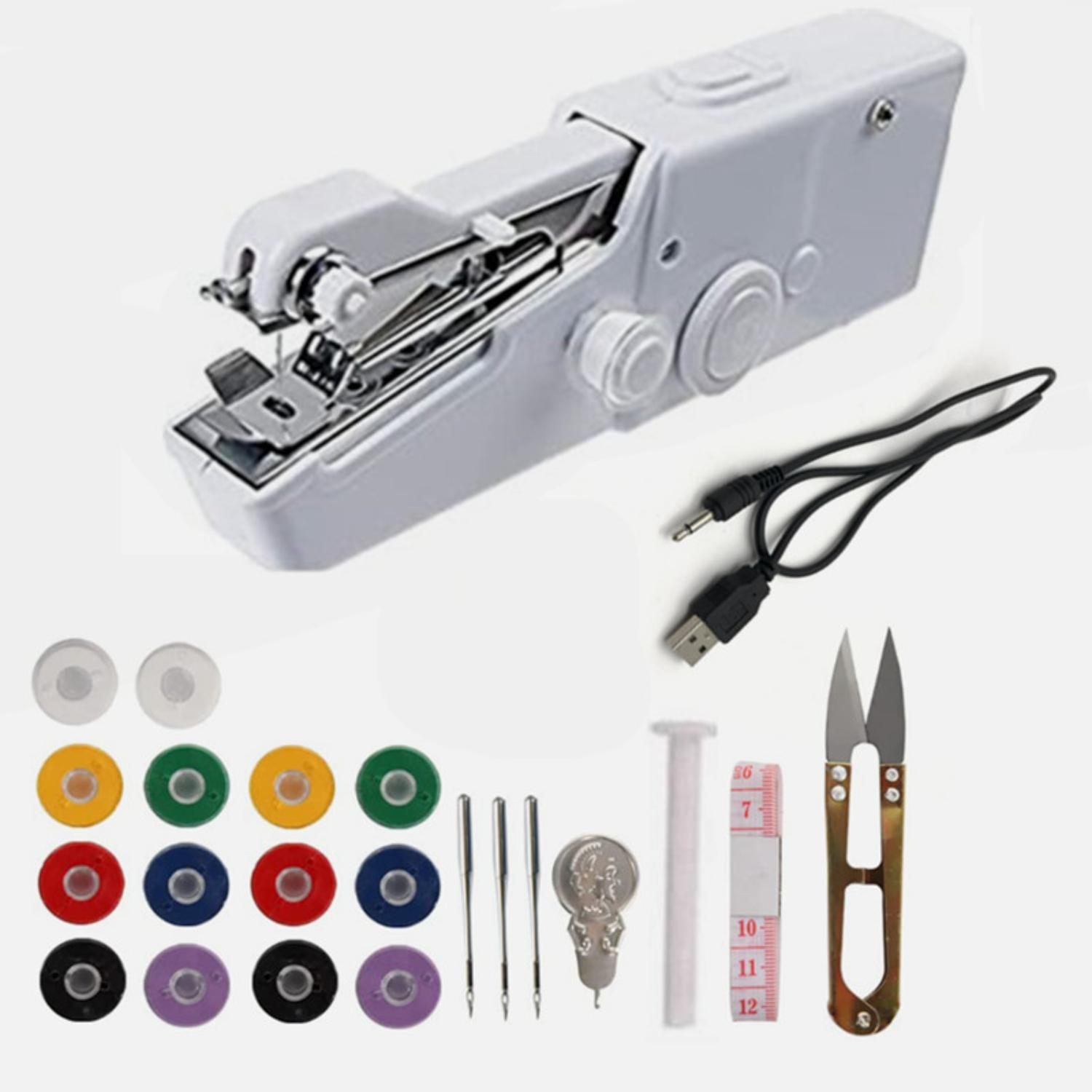 Weiße Handnähmaschine mit Zubehör: Spulen, Nadeln, Maßband, Schere und USB-Kabel.