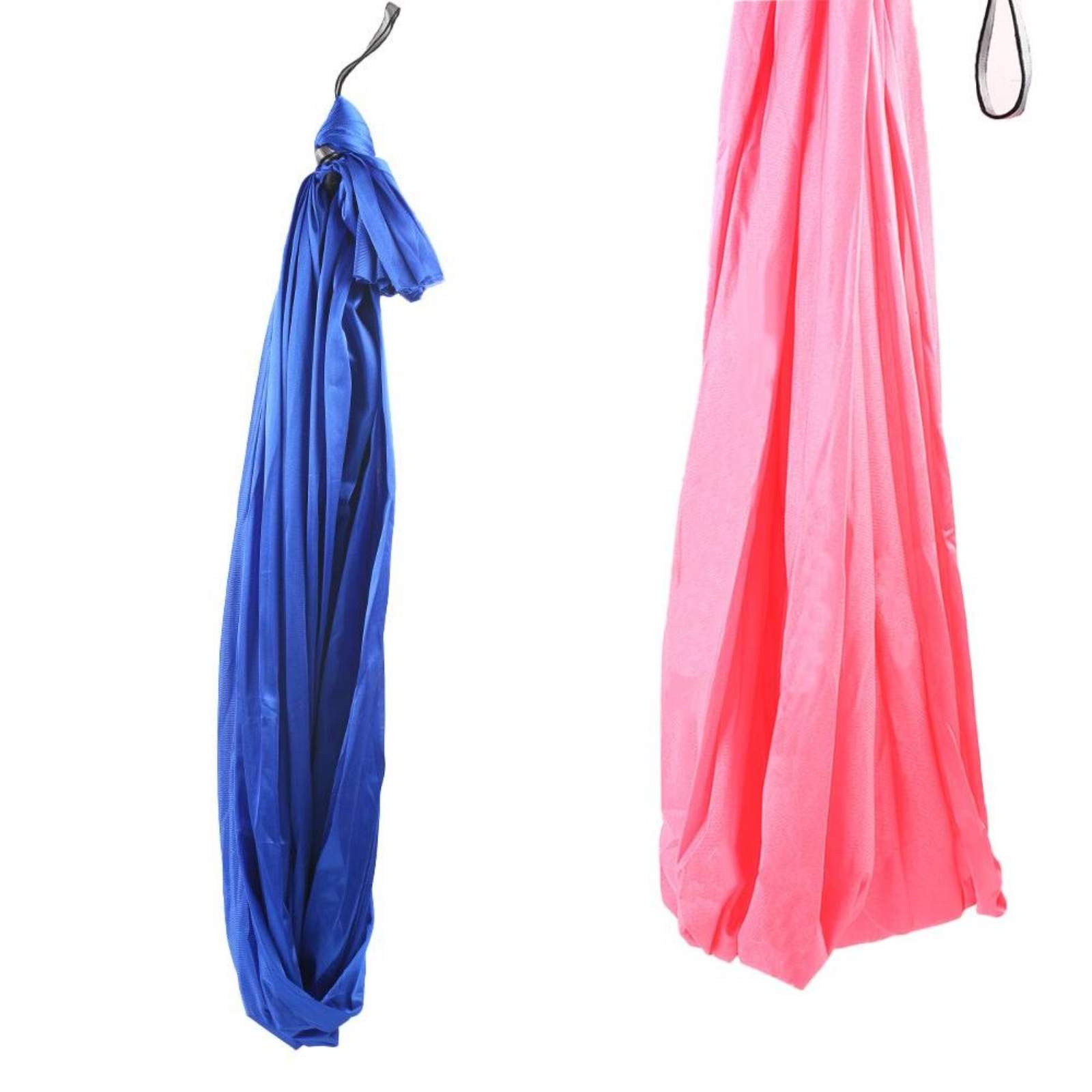 Zwei Aerial-Yoga-Tücher, eines blau, eines rosa, hängen vor weißem Hintergrund. Das blaue ist geknotet. Das rosa ist offen.