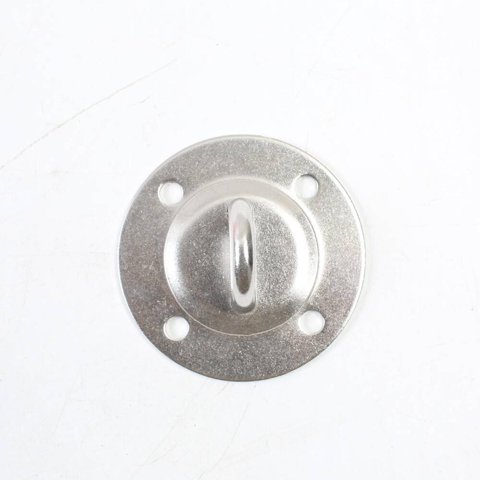 Eine silberne Metallplatte mit Ringgriff und vier Löchern, vor weißem Hintergrund.
