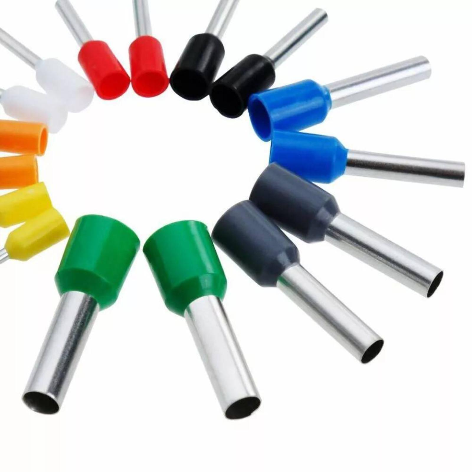 Bunte elektrische Steckverbinder: weiß, rot, schwarz, blau, gelb, grün und grau. In einem Kreis angeordnet.