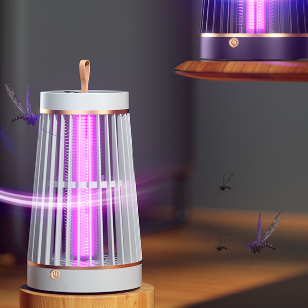 Insektenvernichter mit violettem Licht, umgeben von fliegenden Insekten. Der Zapper steht auf einem Holzständer.