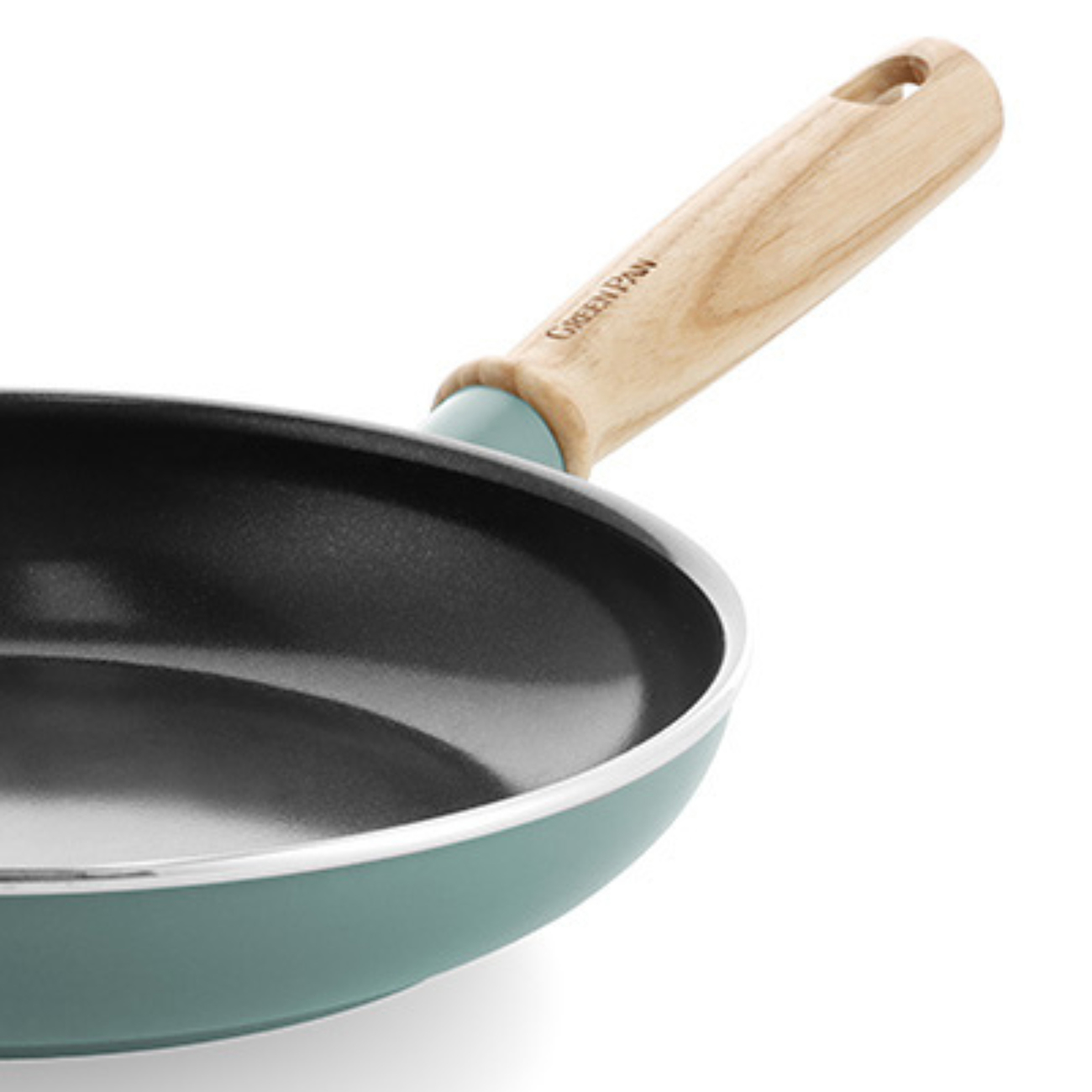 Una sartén verde azulado con mango de madera.