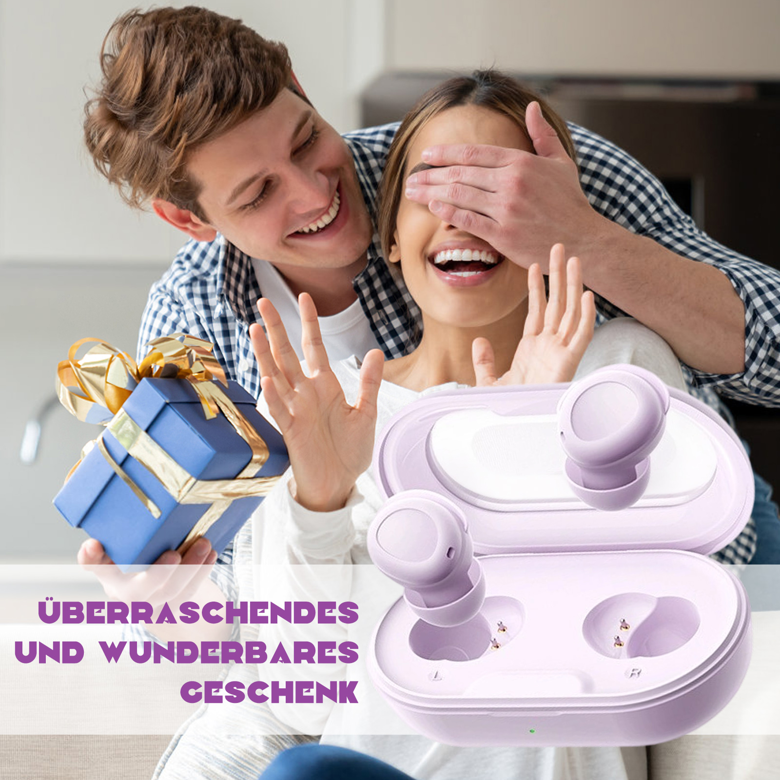 Ein Mann verdeckt die Augen einer Frau, während er ihr Ohrhörer schenkt.