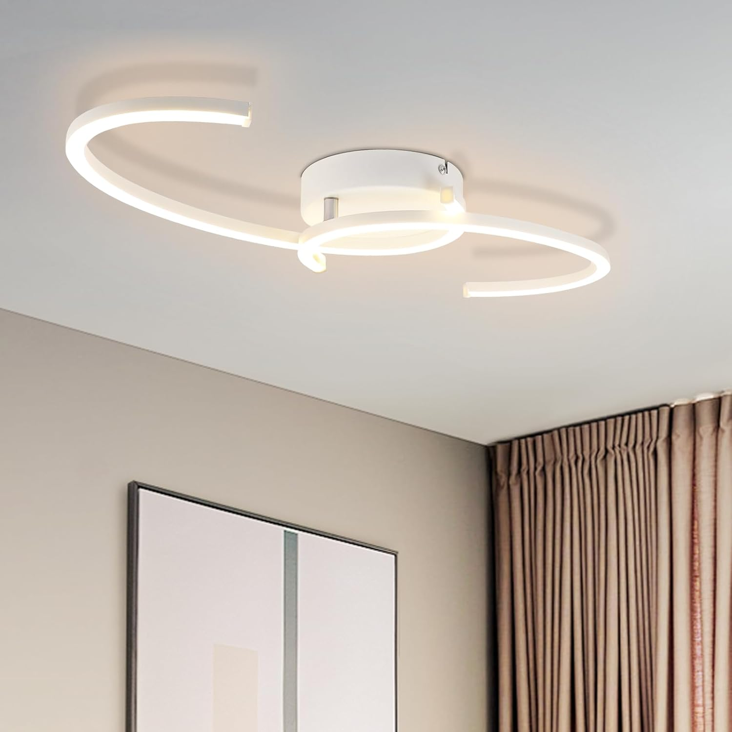 Plafoniera bianca moderna con design curvo. La stanza ha una tenda marrone e un quadro incorniciato.